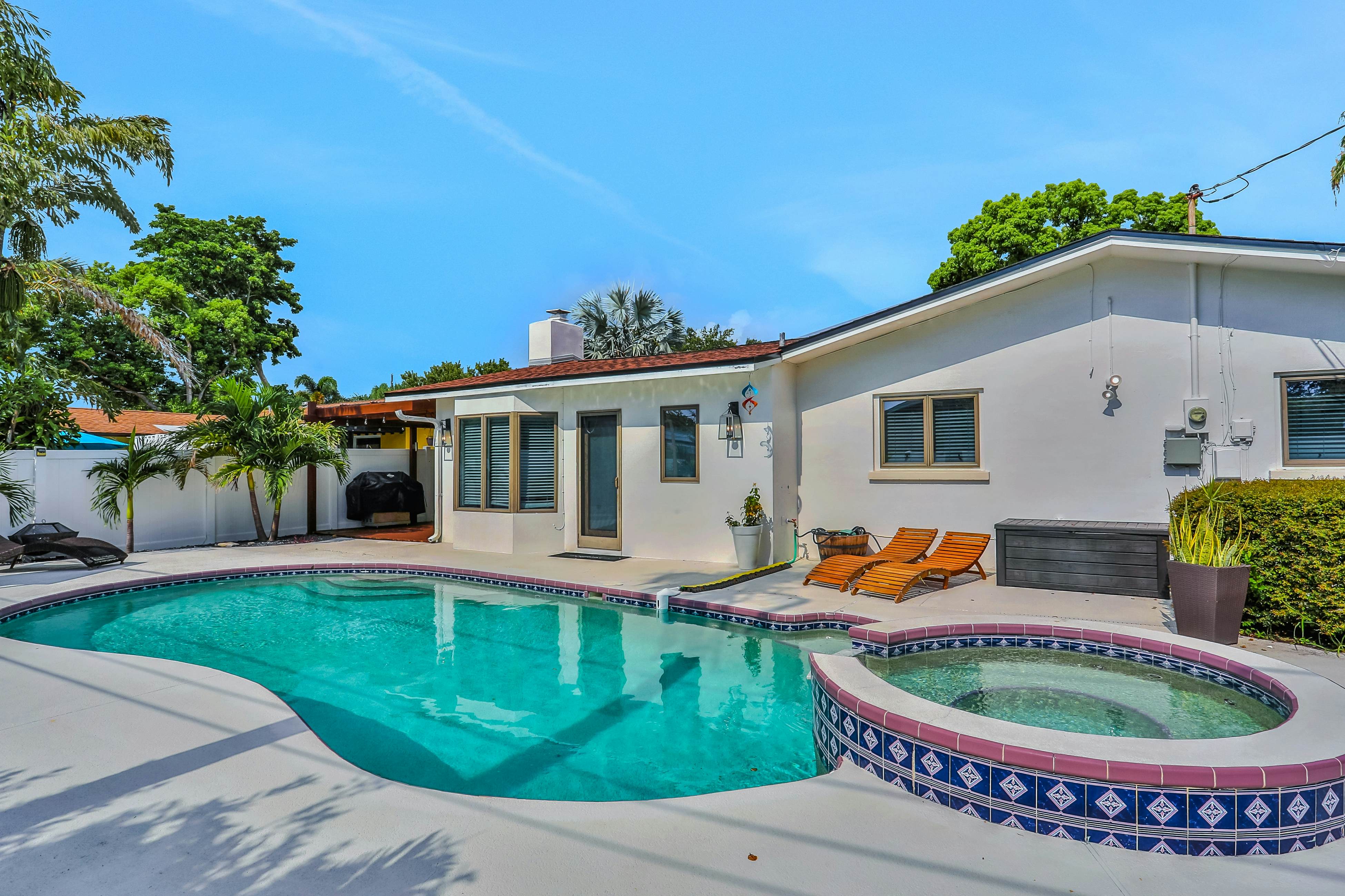 Large heated pool home with backyard oasis, dog friendly, AC and Wifi