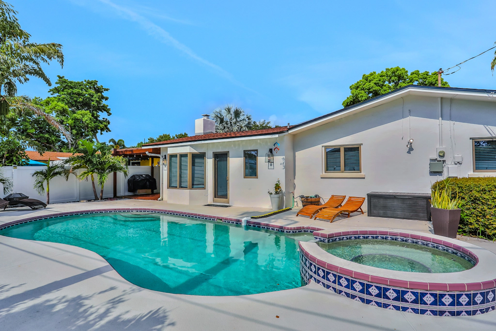 Large heated pool home with backyard oasis dog friendly AC and Wifi