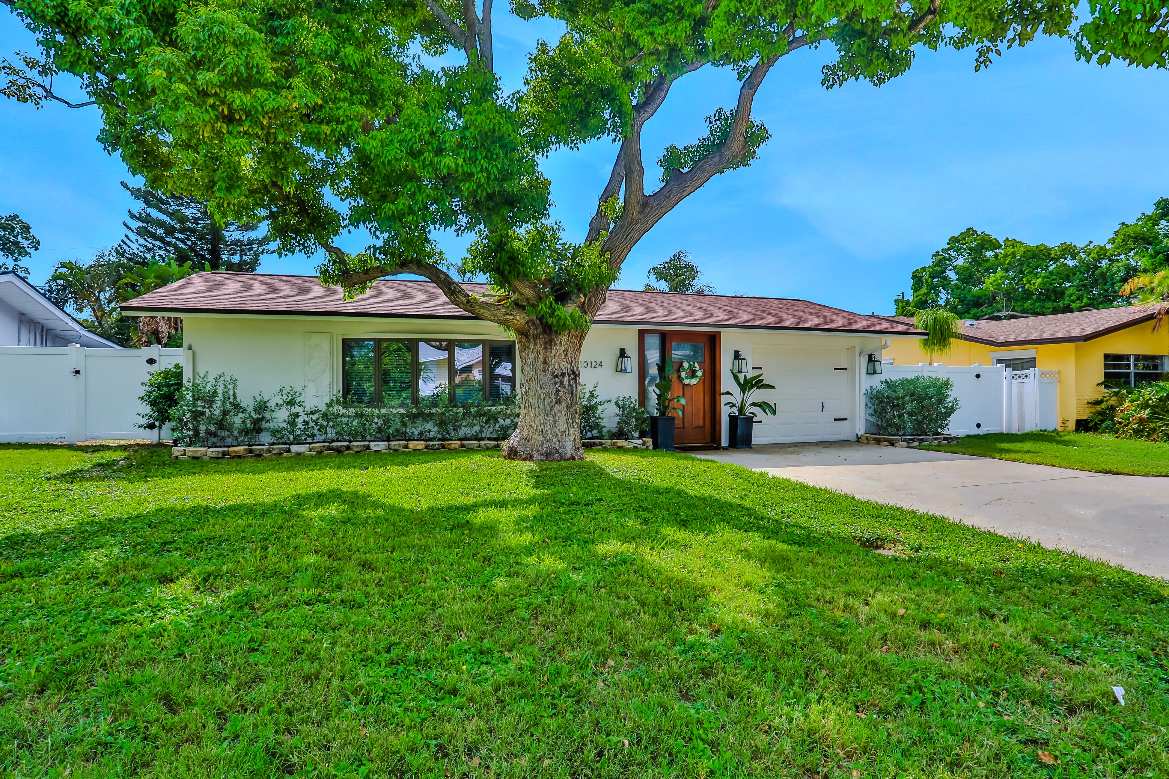 Large heated pool home with backyard oasis dog friendly AC and Wifi