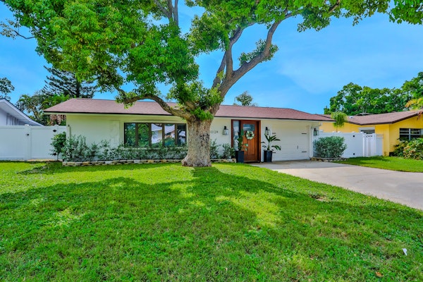 Large heated pool home with backyard oasis dog friendly AC and Wifi