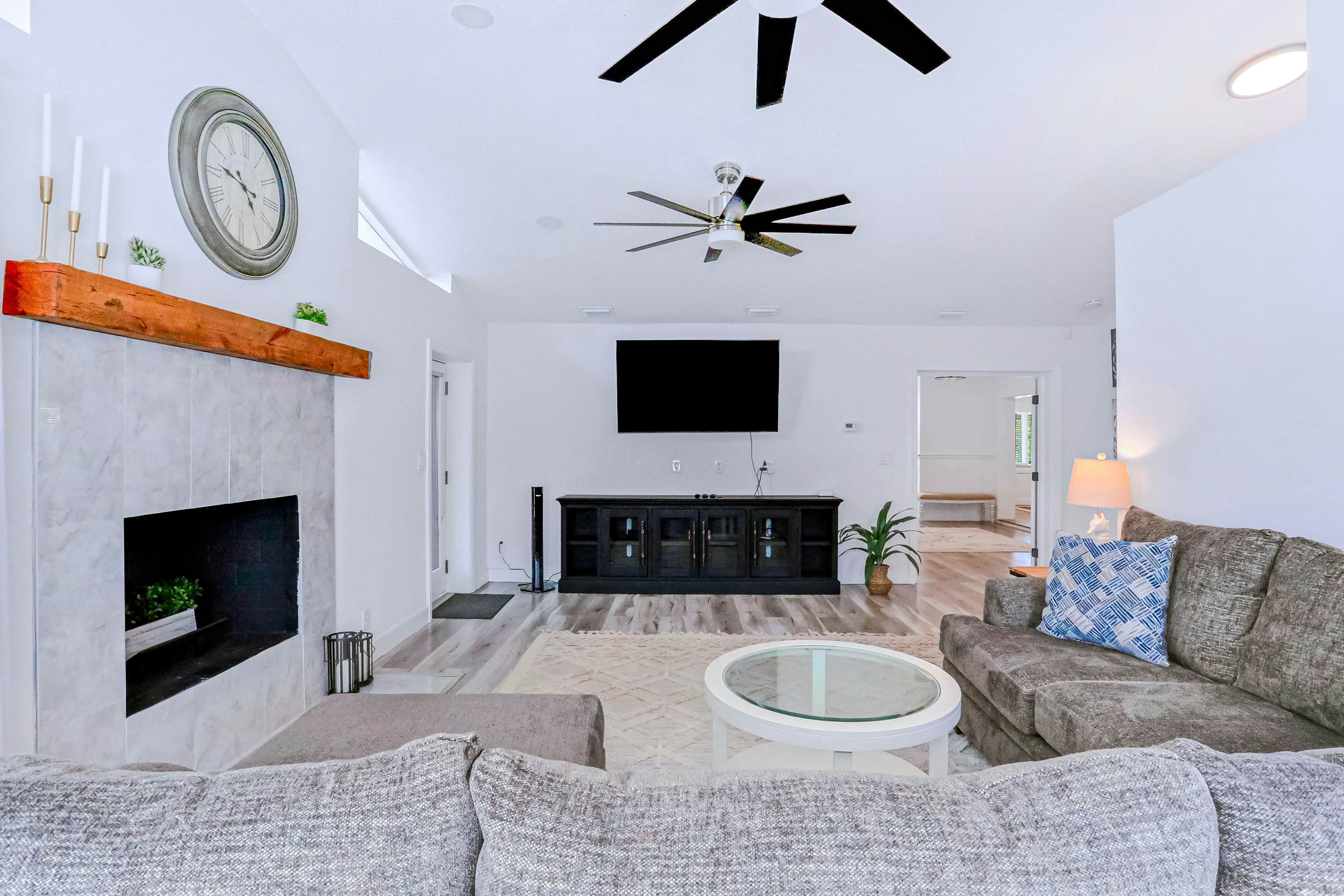 Large heated pool home with backyard oasis, dog friendly, AC and Wifi