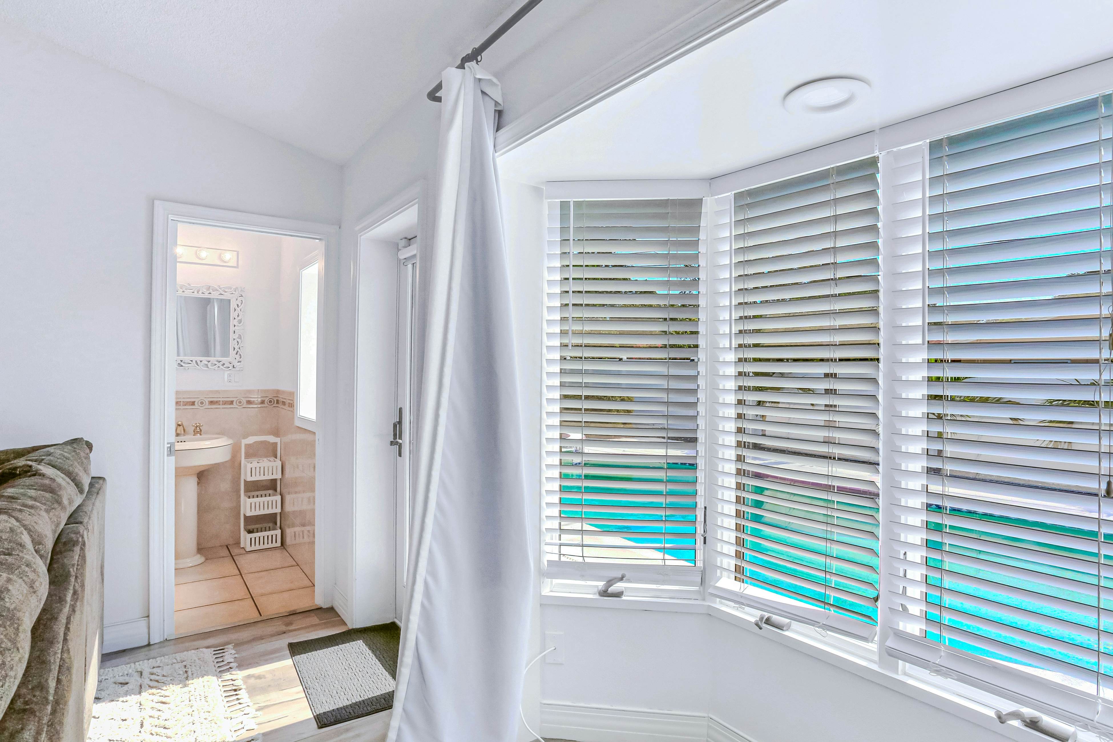 Large heated pool home with backyard oasis, dog friendly, AC and Wifi