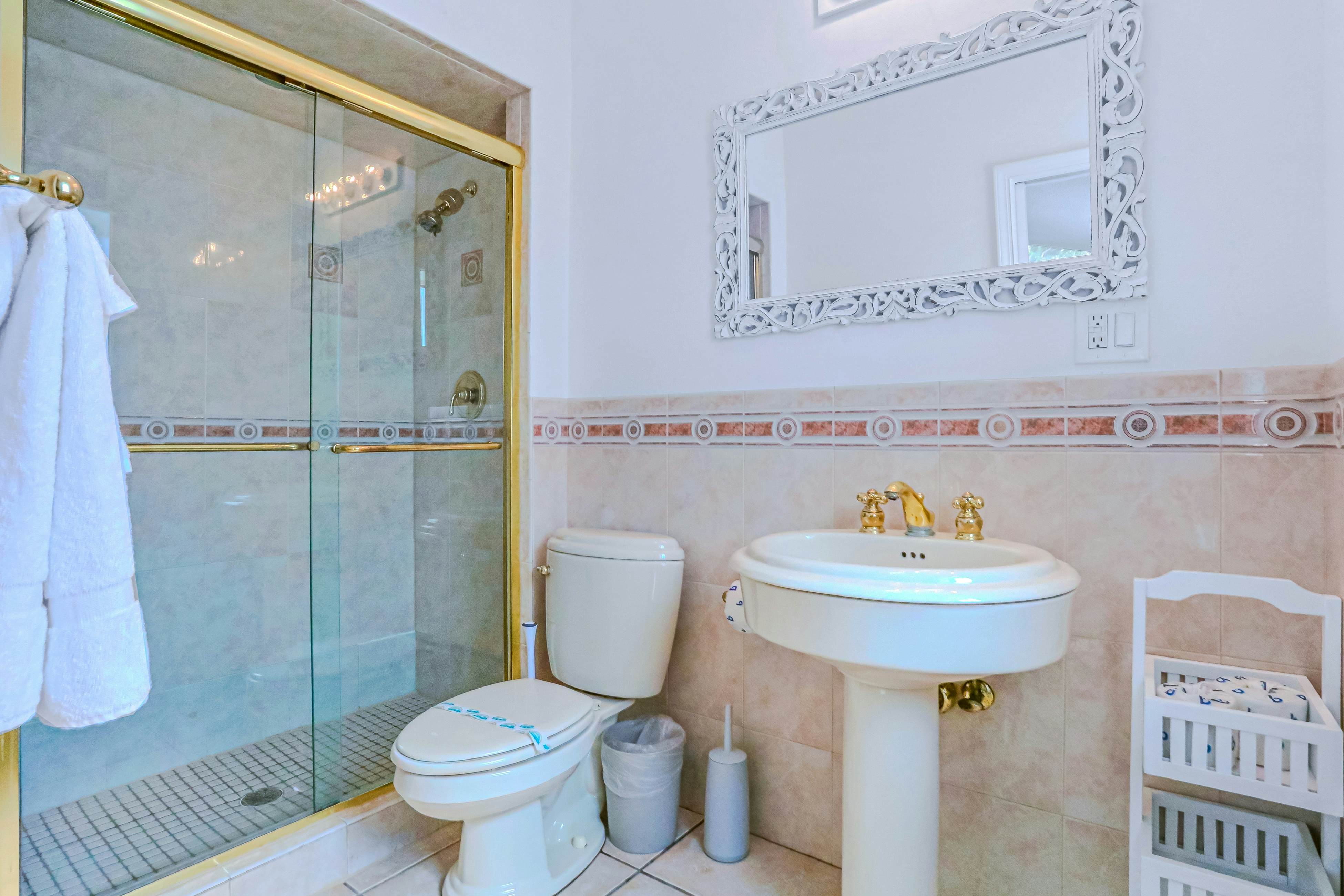 Large heated pool home with backyard oasis, dog friendly, AC and Wifi