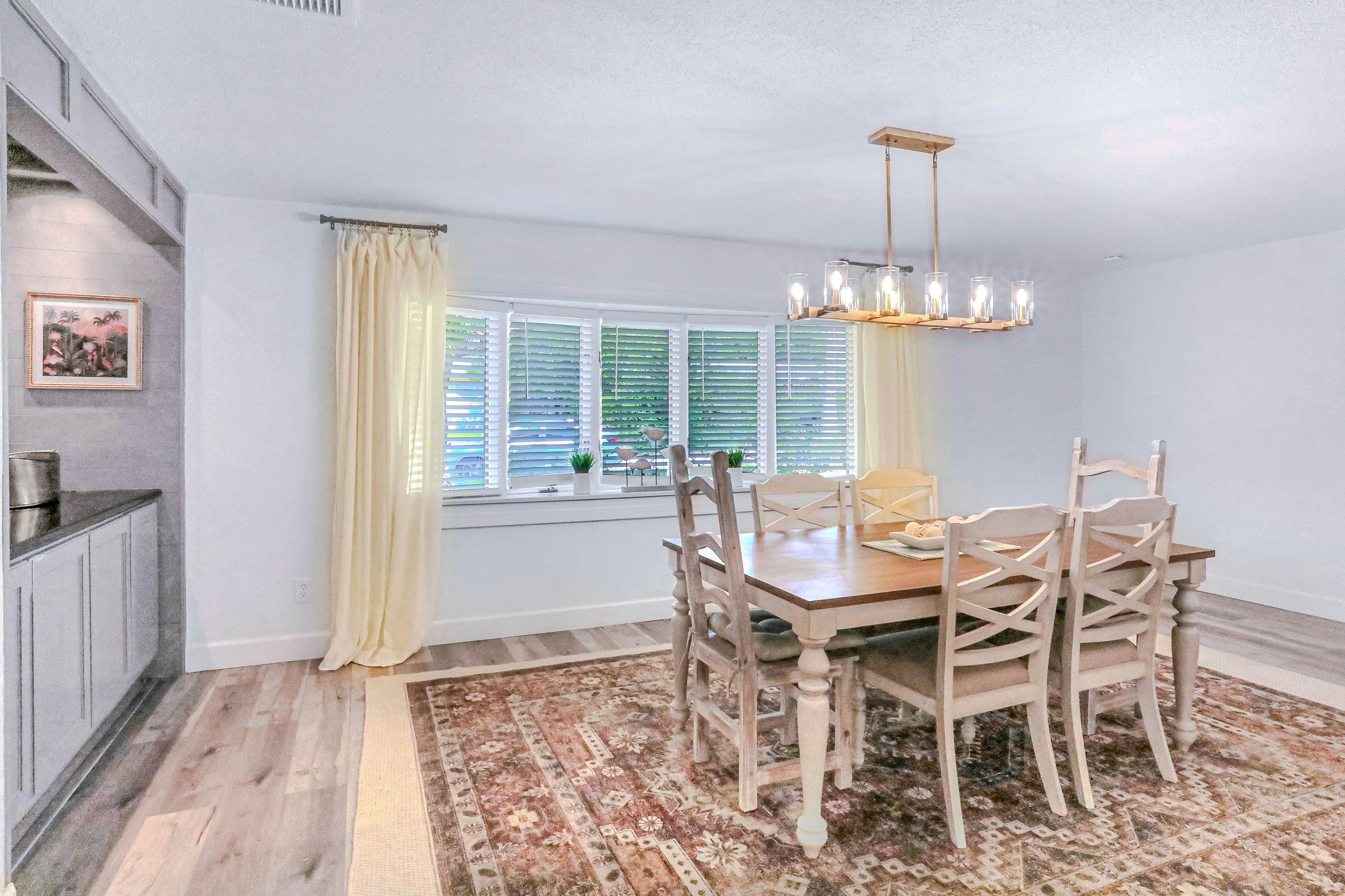 Large heated pool home with backyard oasis, dog friendly, AC and Wifi