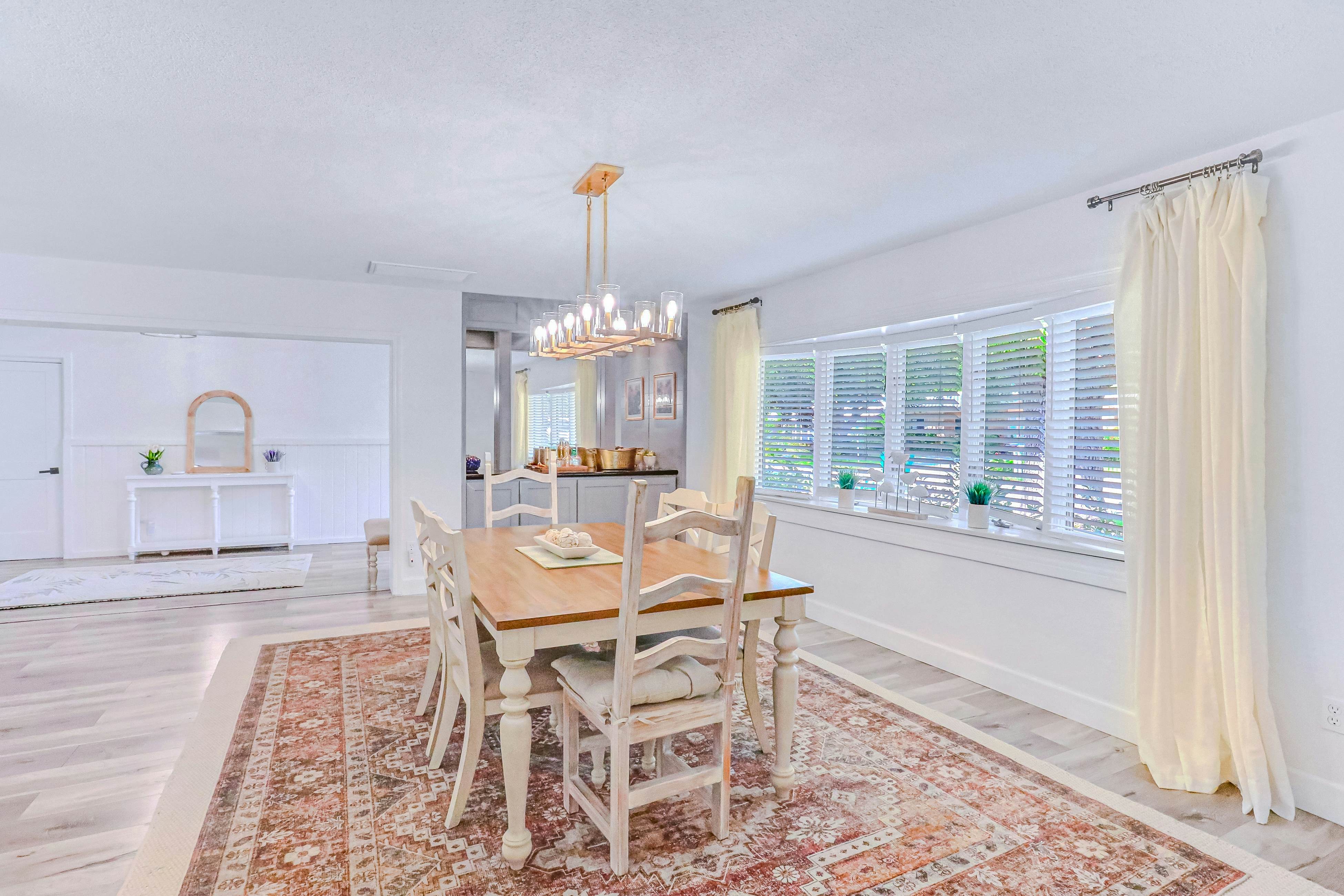 Large heated pool home with backyard oasis, dog friendly, AC and Wifi