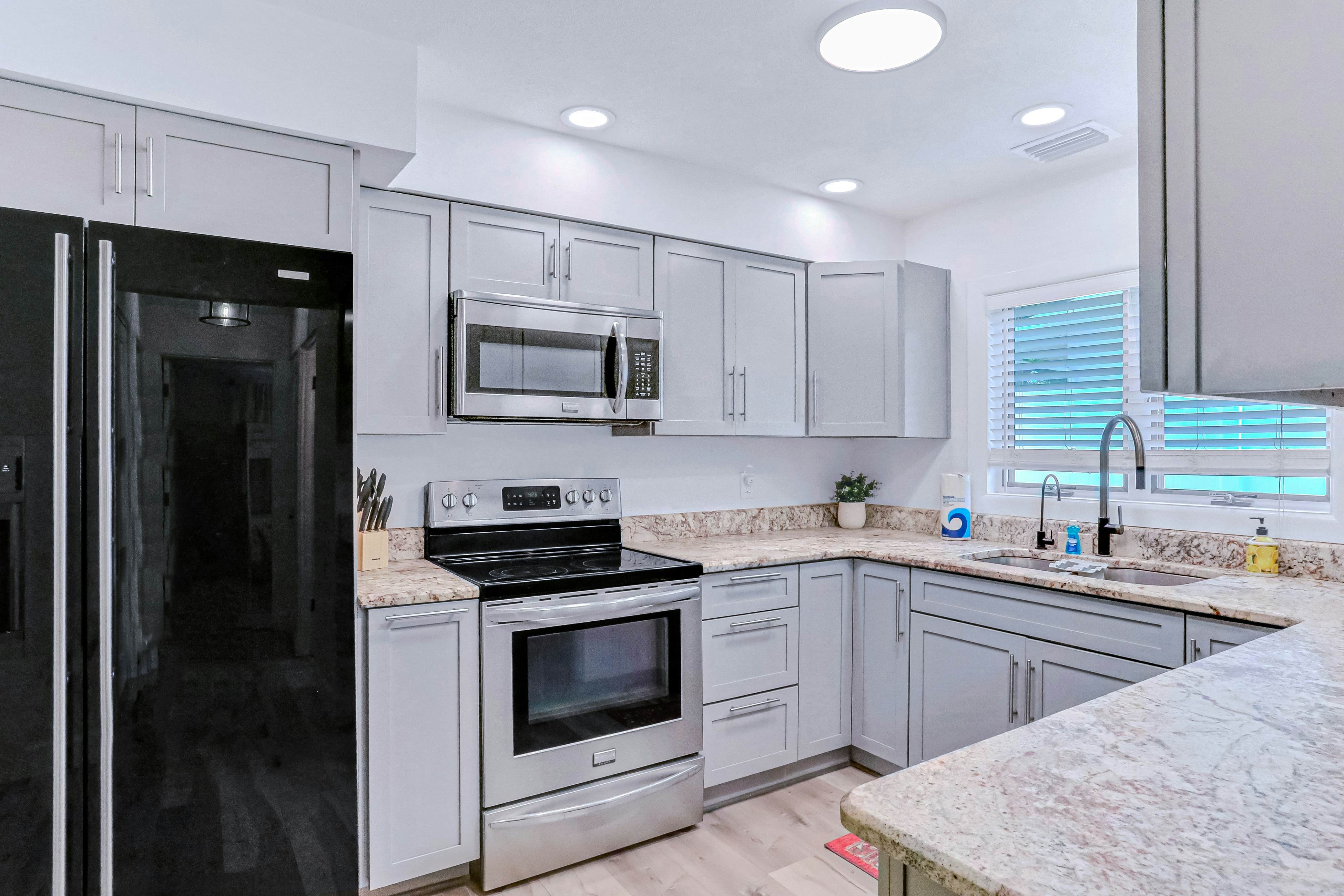 Large heated pool home with backyard oasis, dog friendly, AC and Wifi