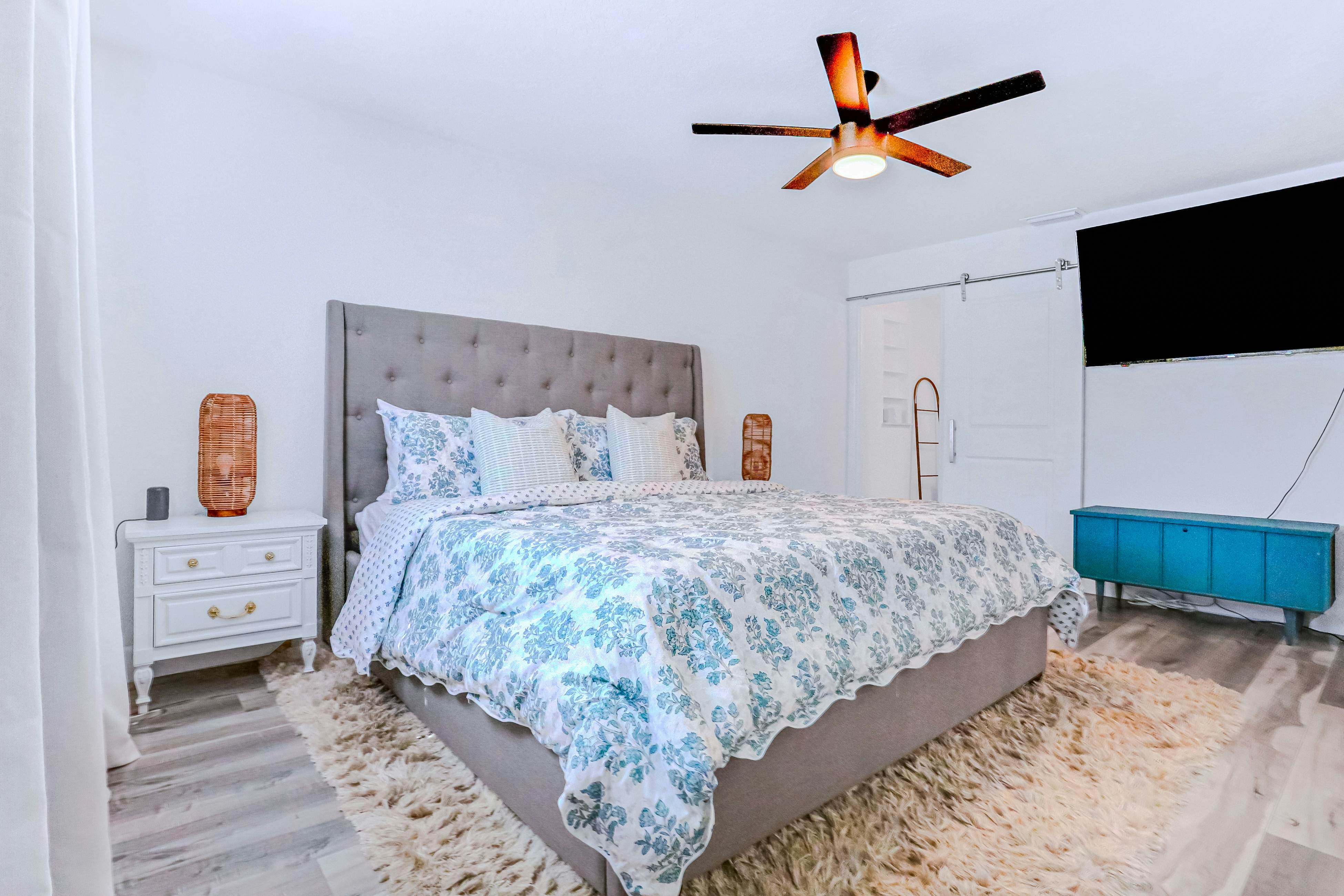 Large heated pool home with backyard oasis, dog friendly, AC and Wifi