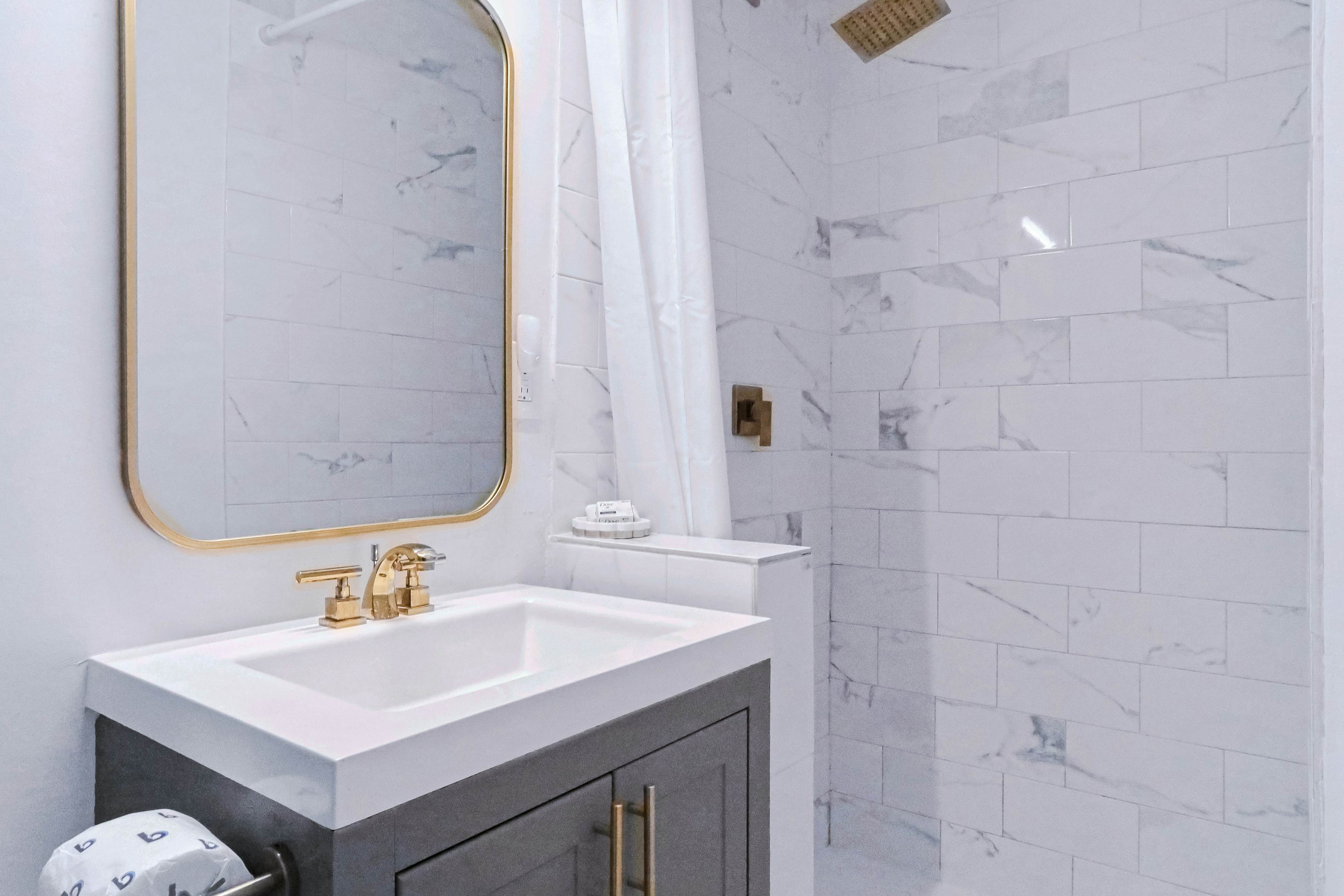 Large heated pool home with backyard oasis, dog friendly, AC and Wifi