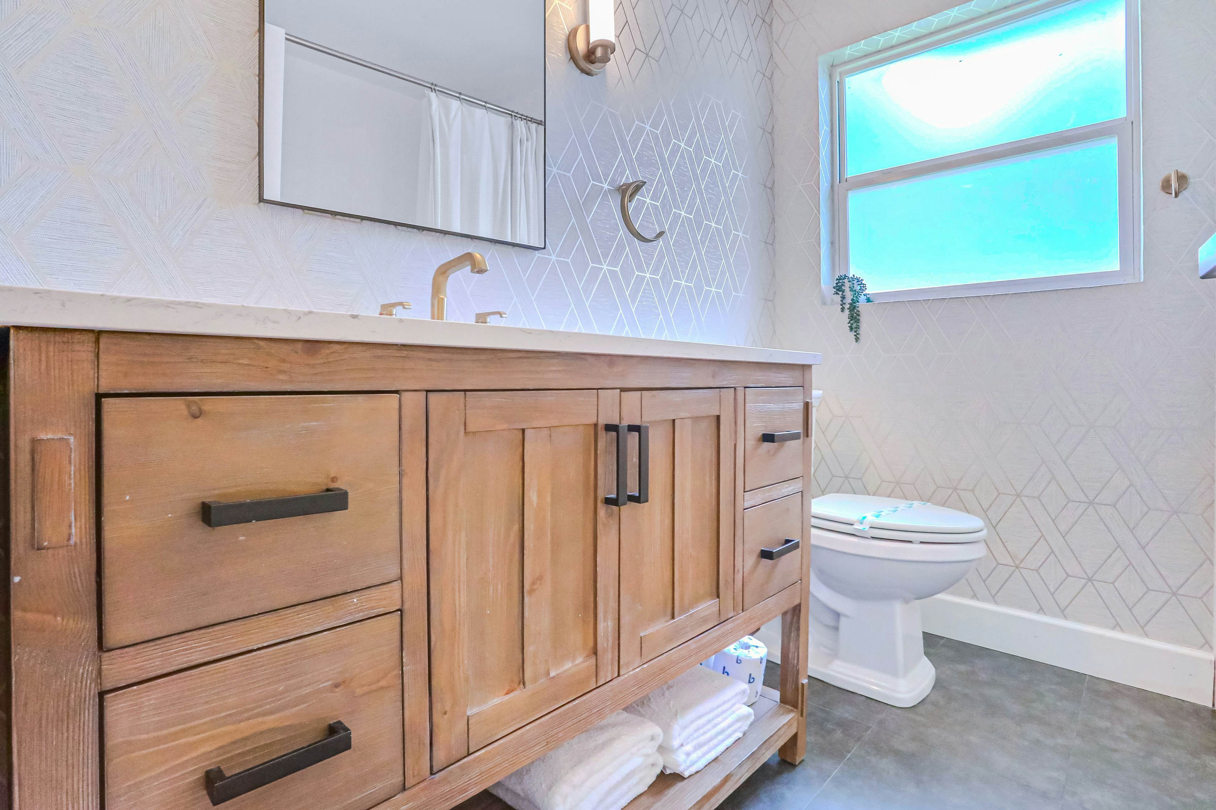 Large heated pool home with backyard oasis, dog friendly, AC and Wifi