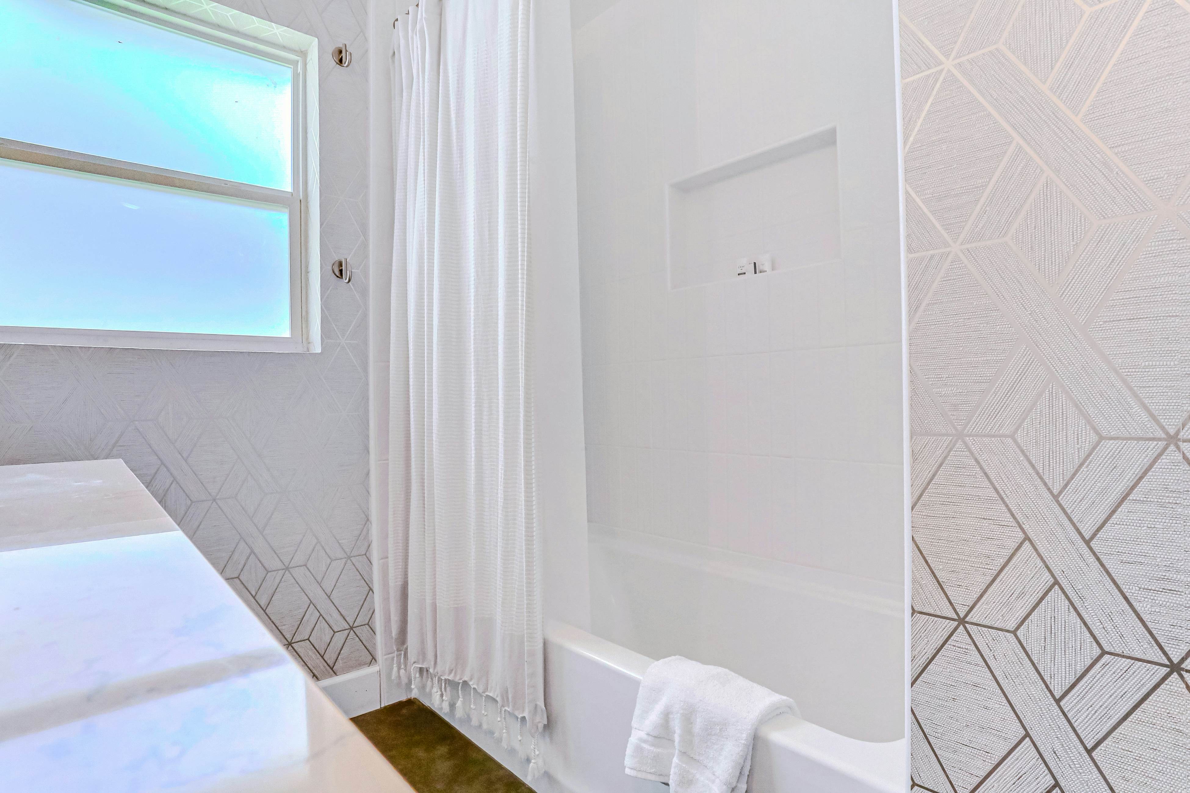 Large heated pool home with backyard oasis, dog friendly, AC and Wifi