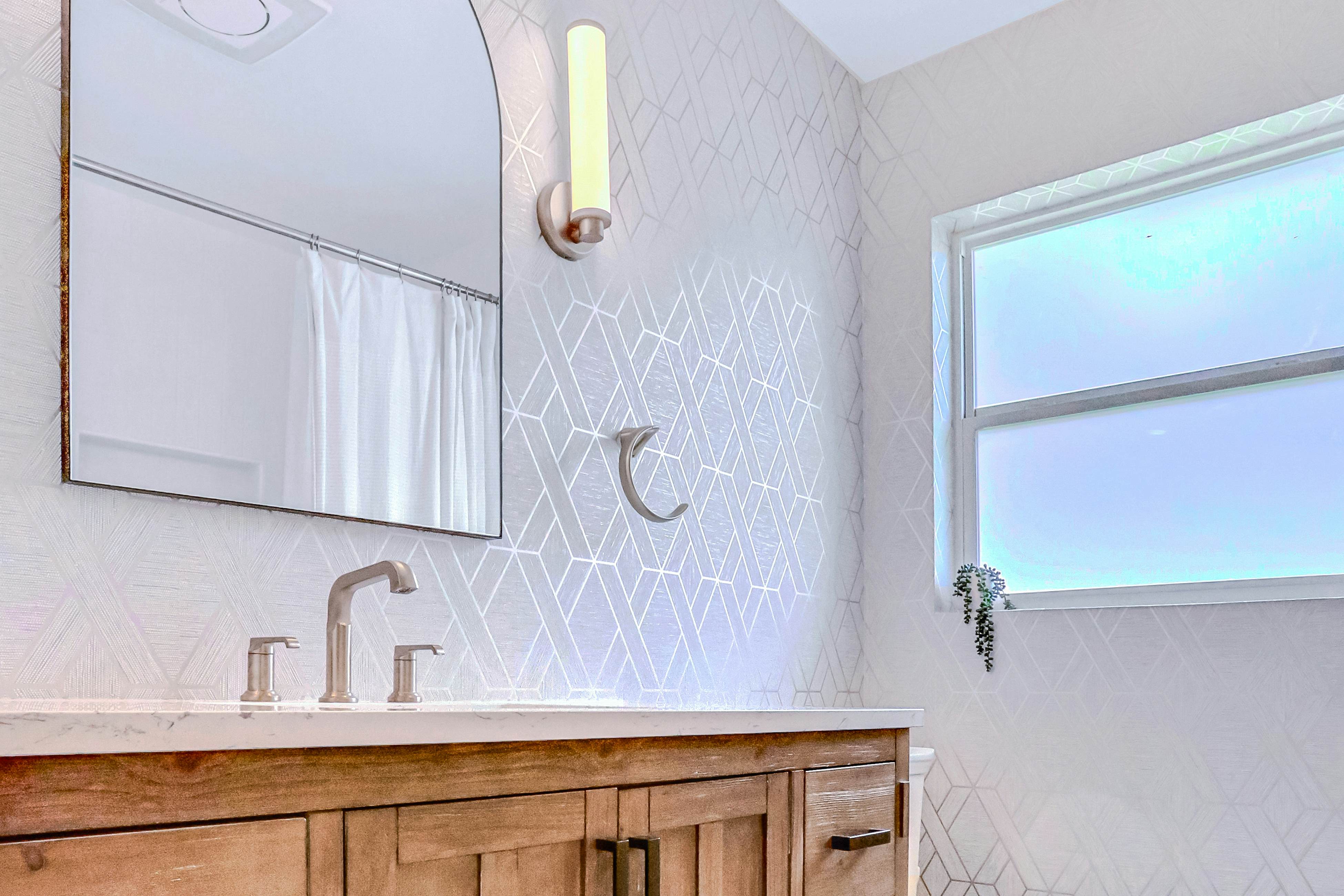 Large heated pool home with backyard oasis, dog friendly, AC and Wifi