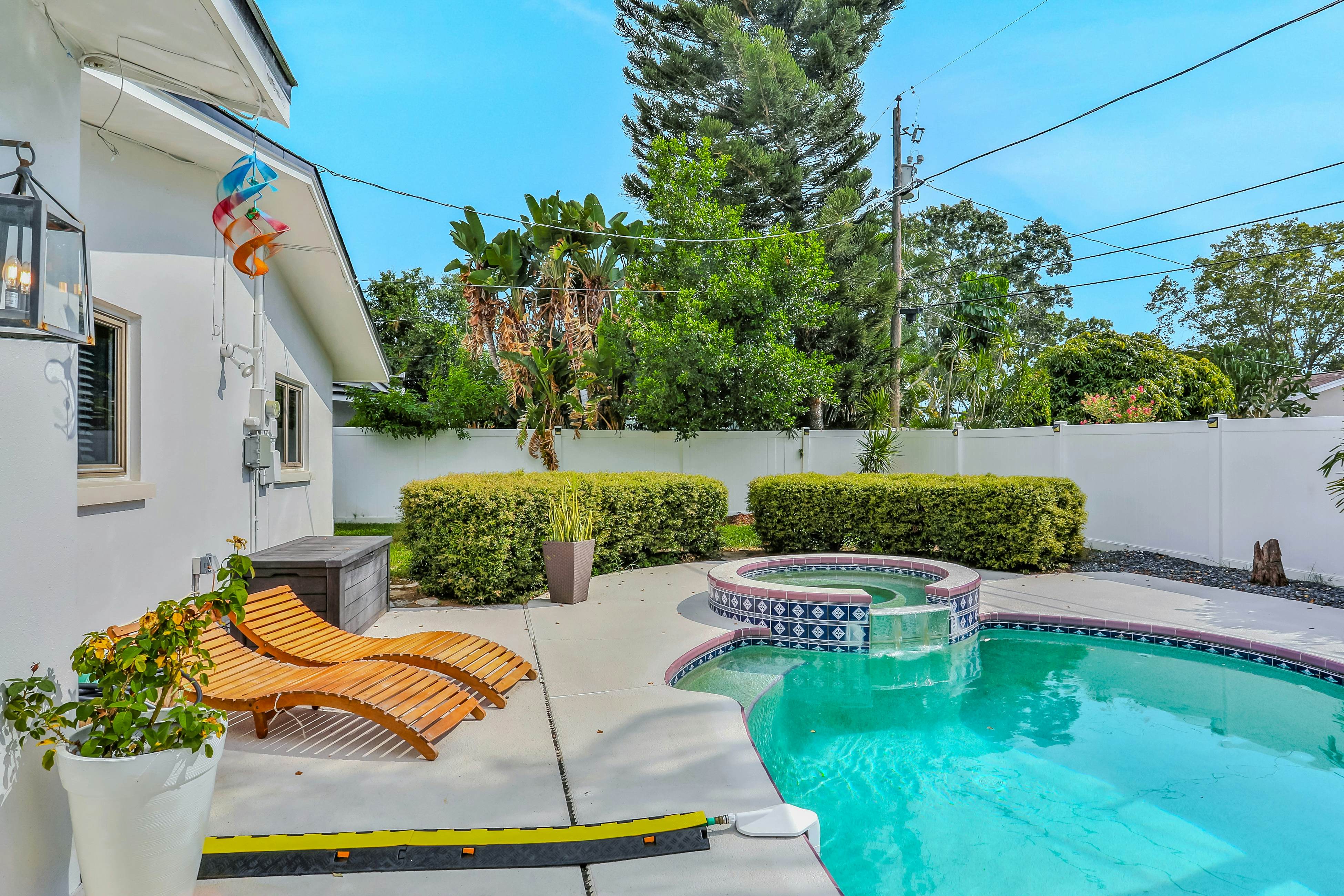 Large heated pool home with backyard oasis, dog friendly, AC and Wifi