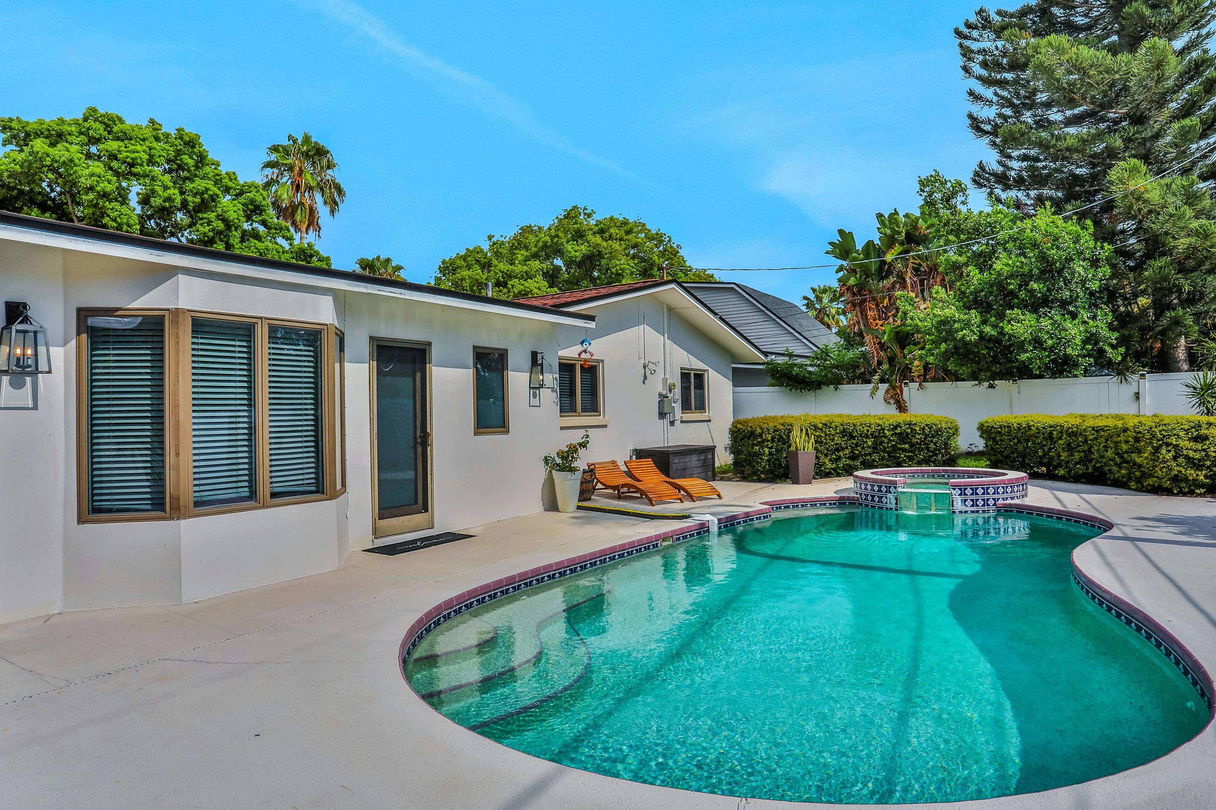 Large heated pool home with backyard oasis, dog friendly, AC and Wifi