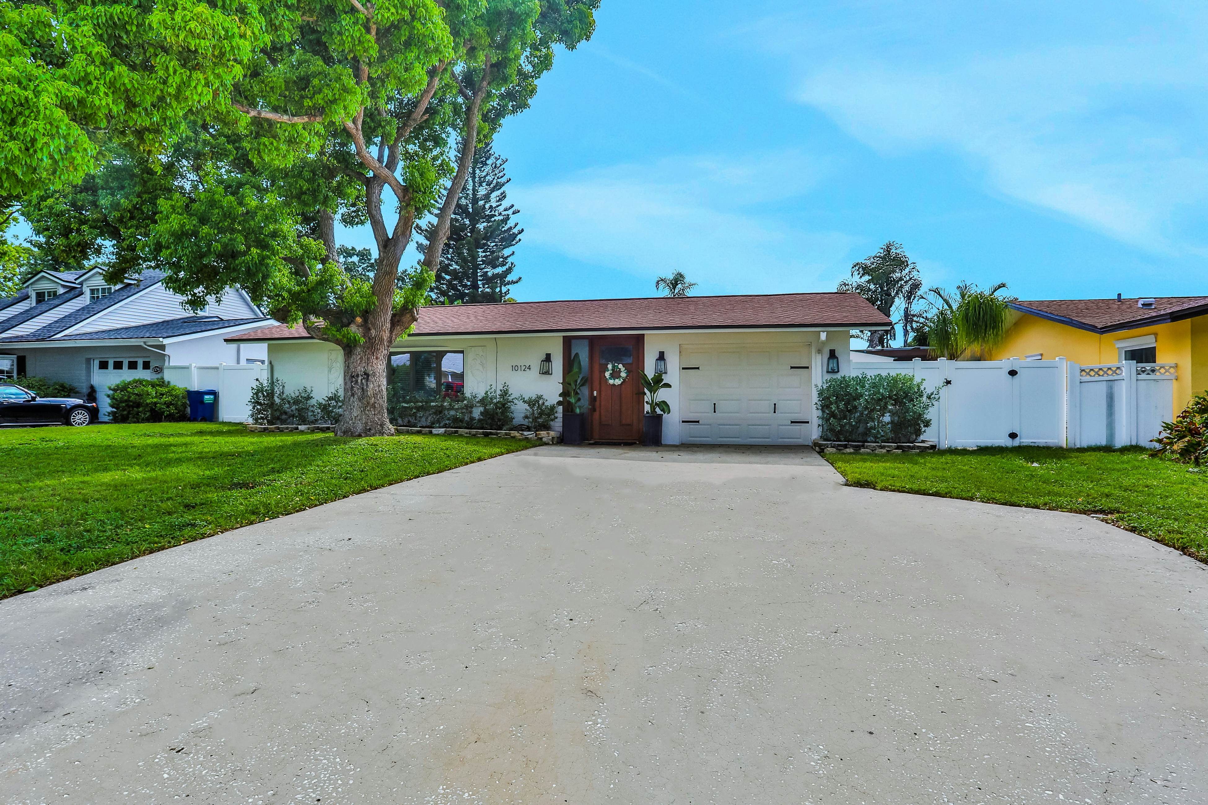 Large heated pool home with backyard oasis, dog friendly, AC and Wifi