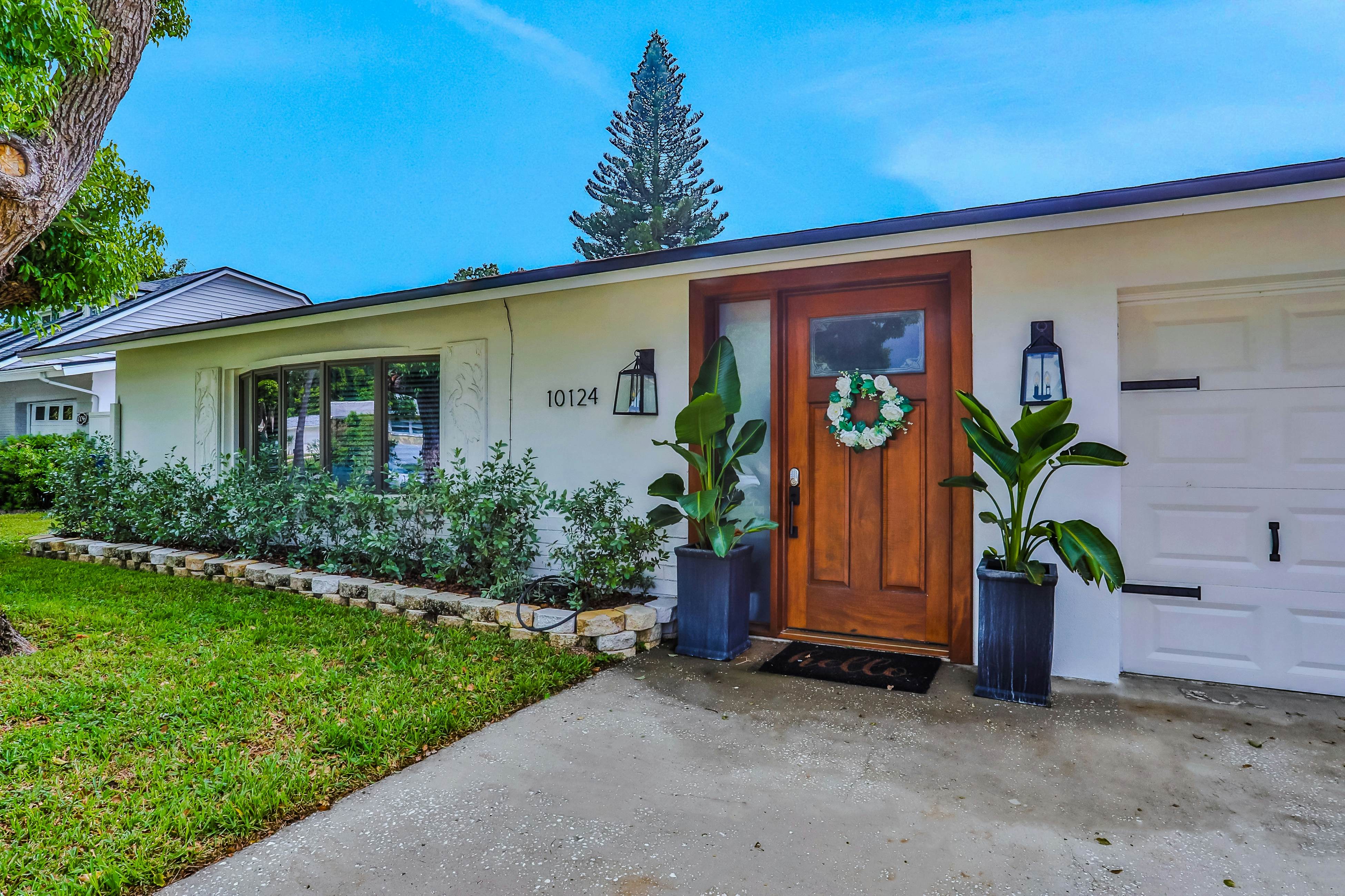 Large heated pool home with backyard oasis, dog friendly, AC and Wifi