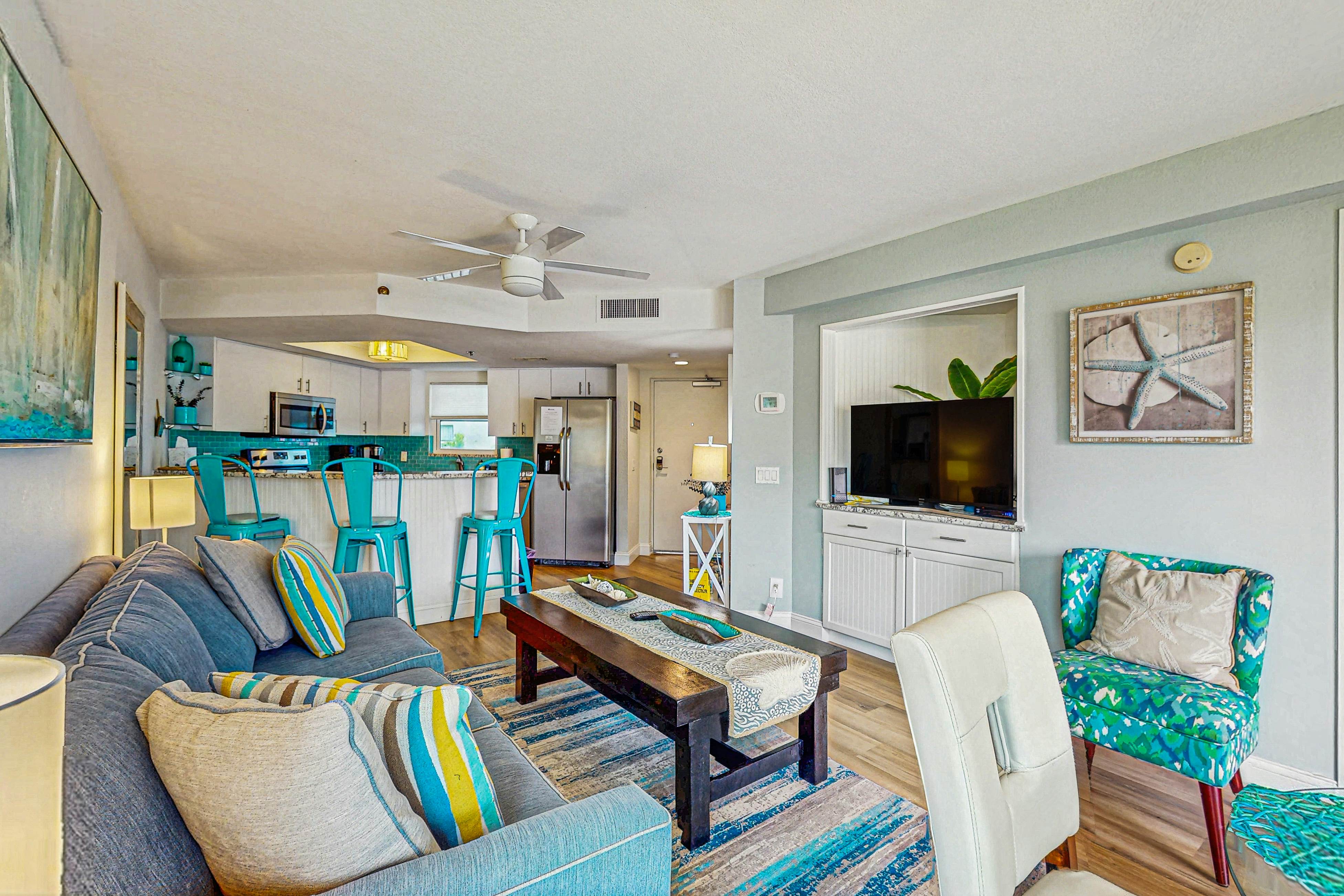 Contemporary gem on the Gulf Coast with balcony & W/D - walk to beach & shops