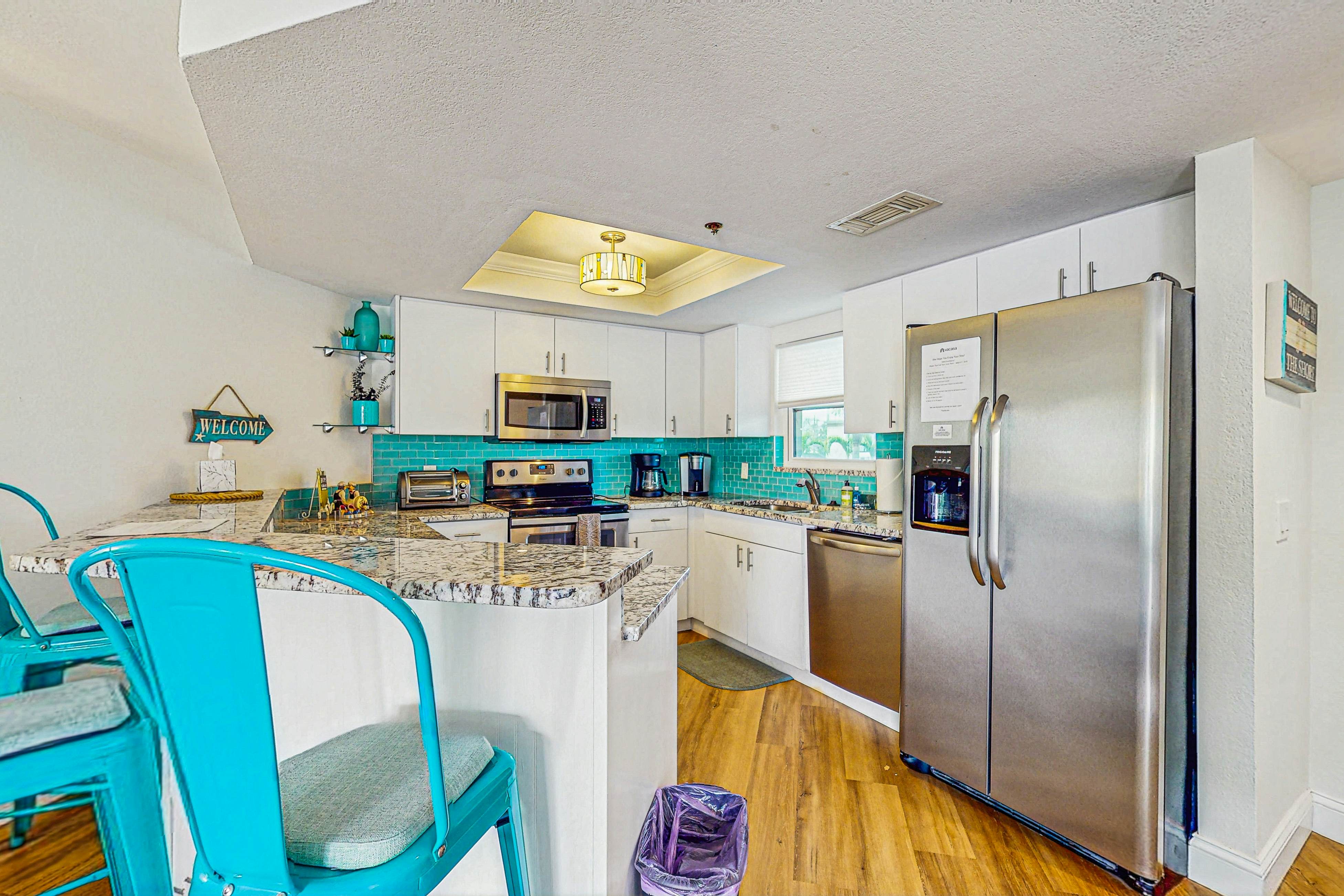 Contemporary gem on the Gulf Coast with balcony & W/D - walk to beach & shops