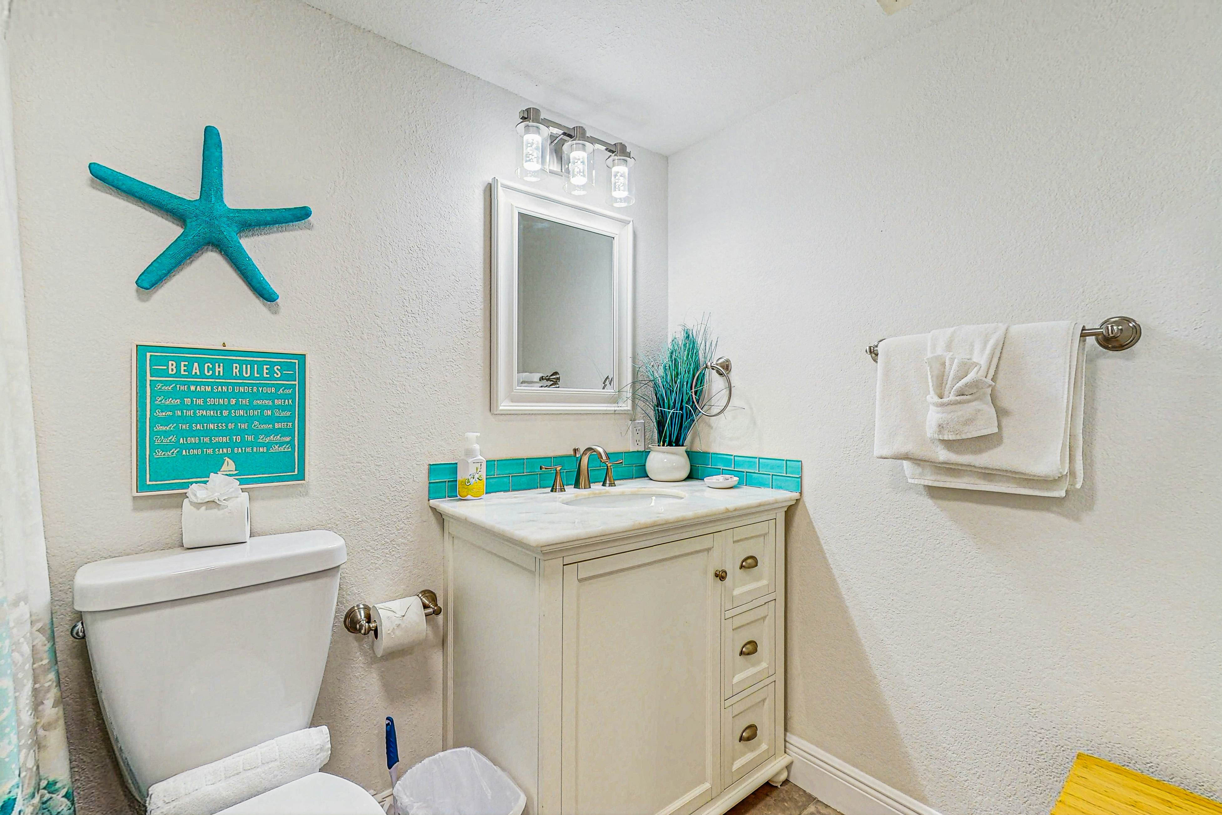 Contemporary gem on the Gulf Coast with balcony & W/D - walk to beach & shops