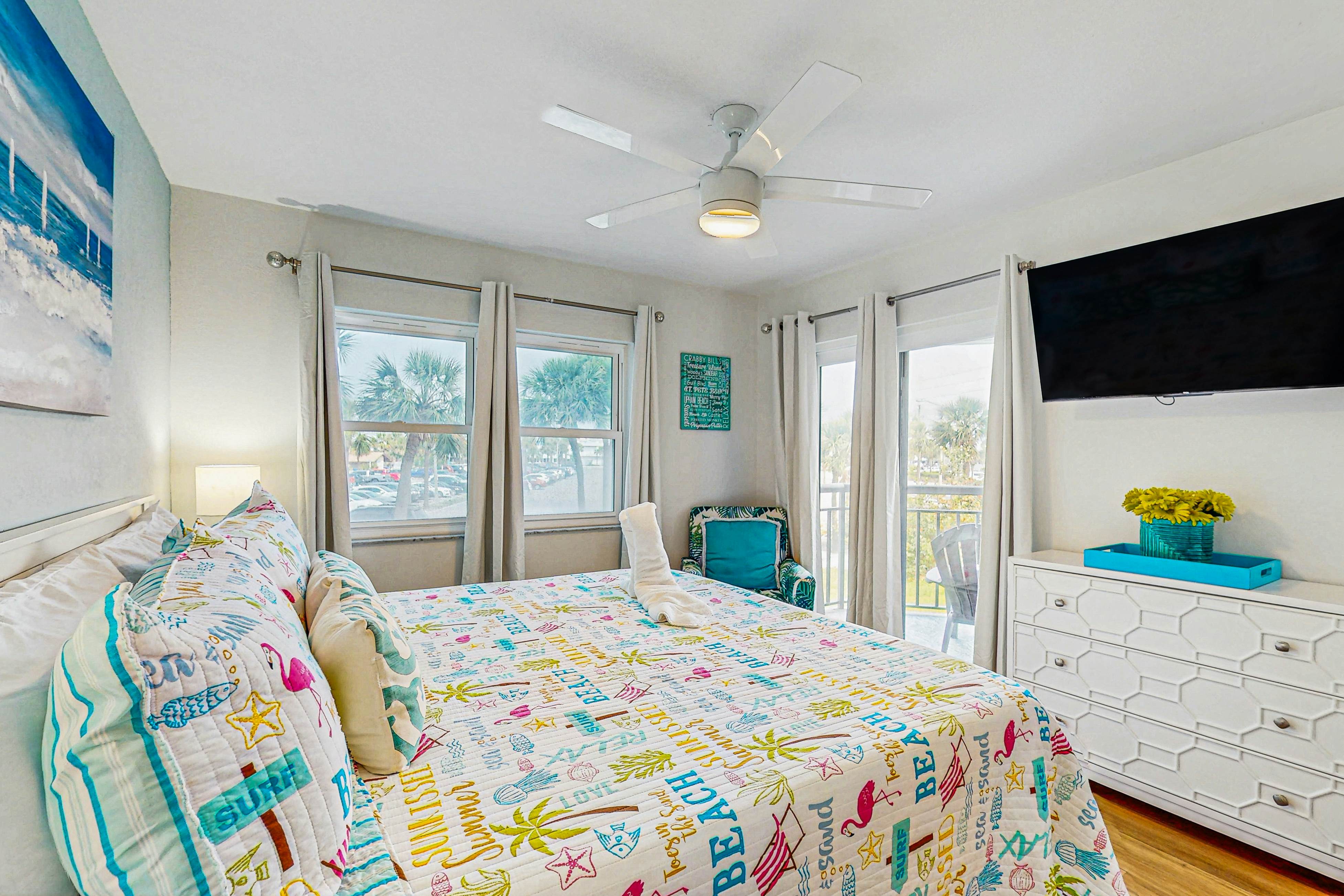 Contemporary gem on the Gulf Coast with balcony & W/D - walk to beach & shops