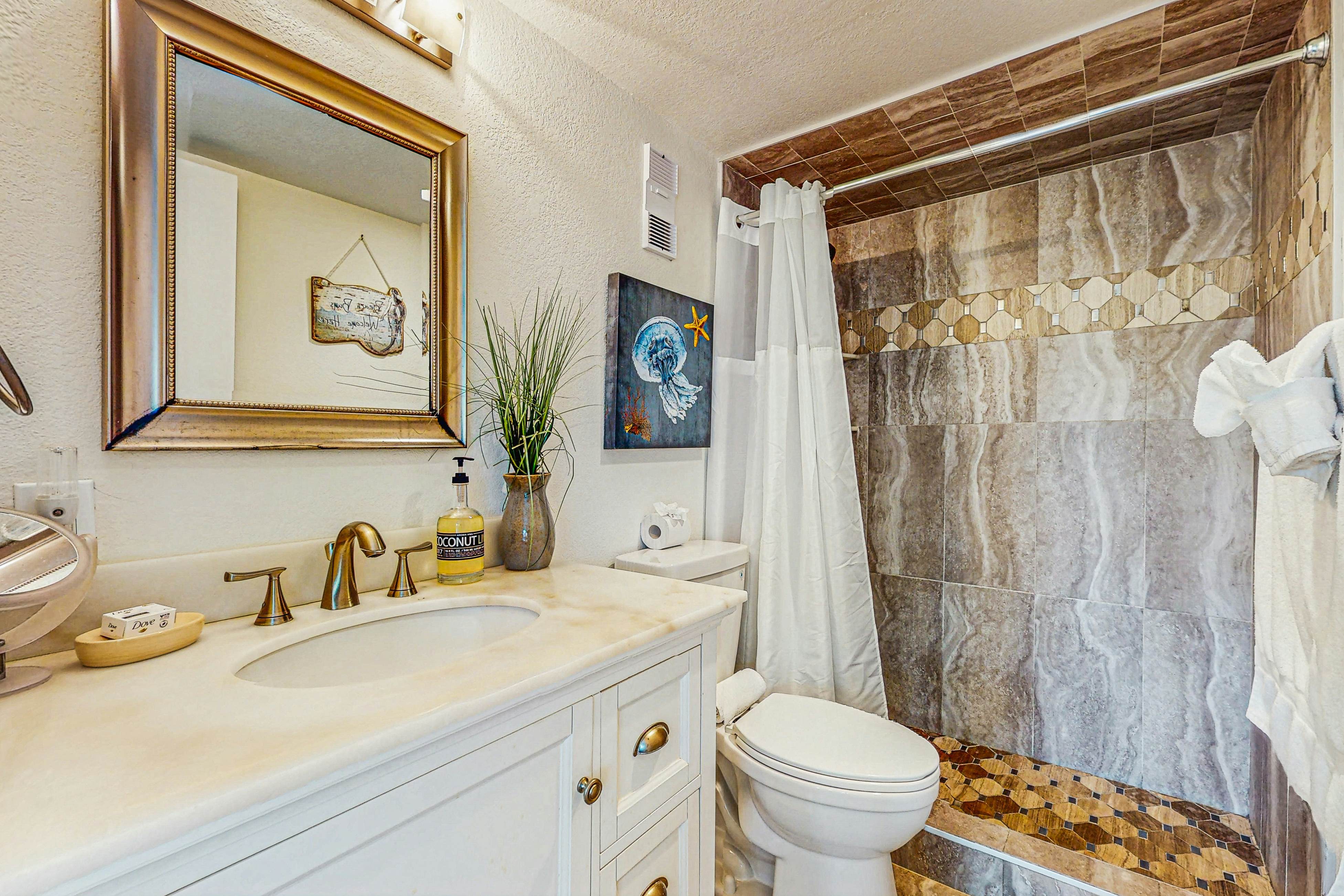 Contemporary gem on the Gulf Coast with balcony & W/D - walk to beach & shops