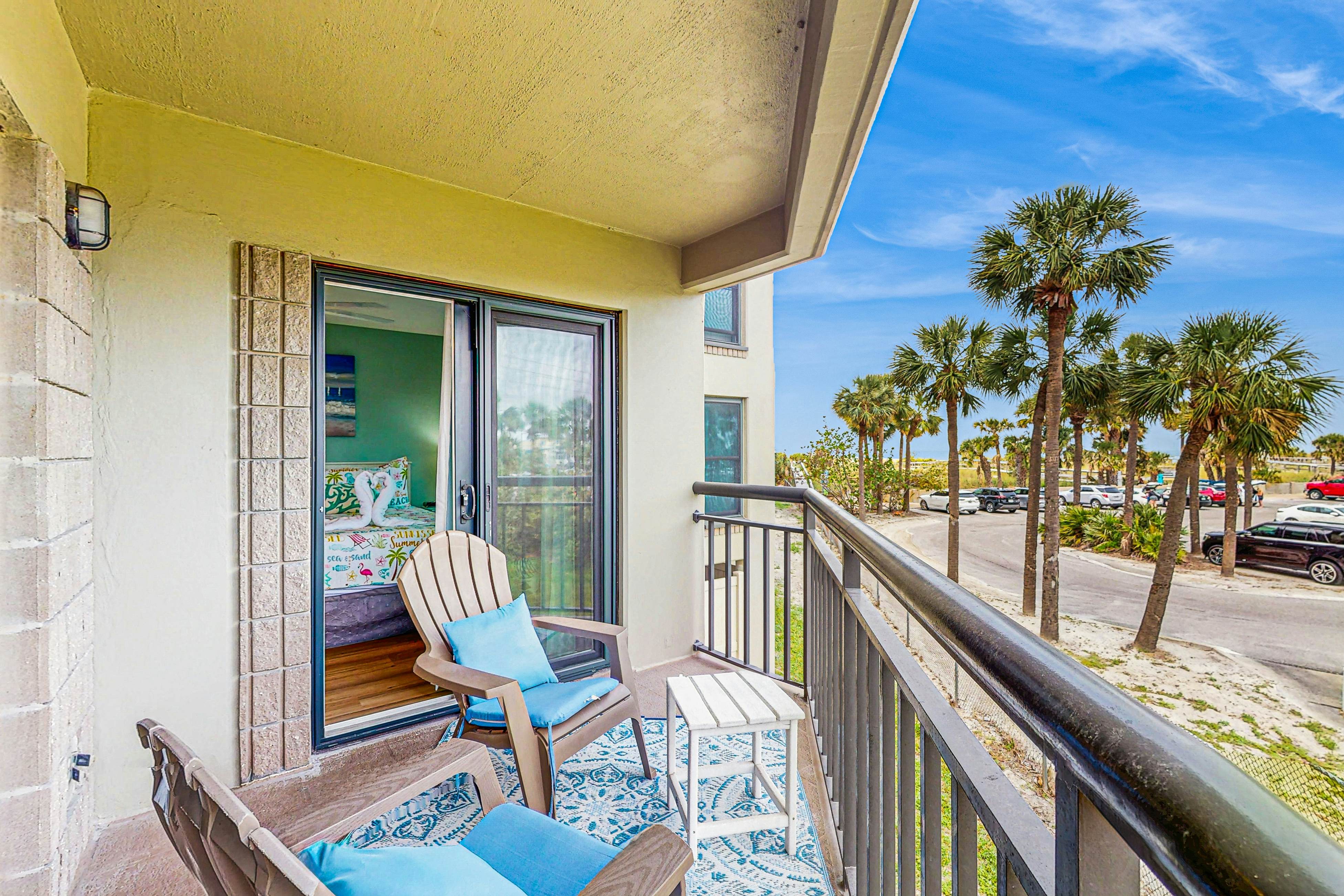 Contemporary gem on the Gulf Coast with balcony & W/D - walk to beach & shops