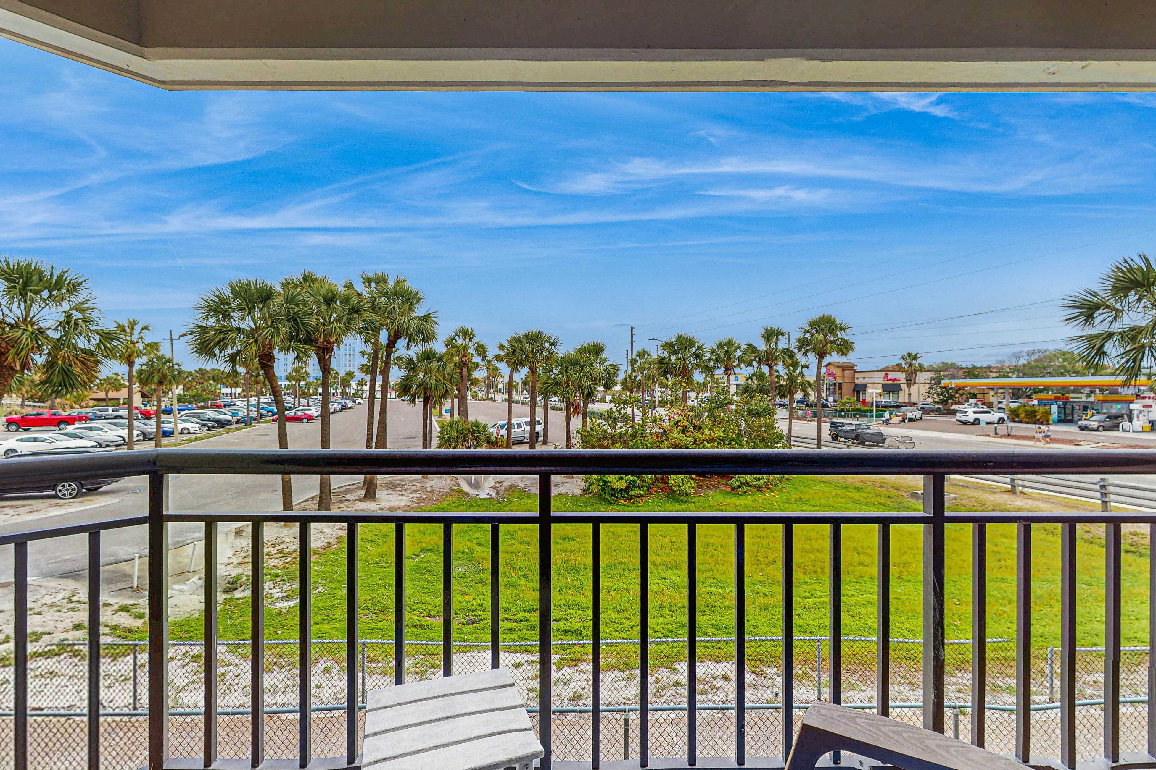 Contemporary gem on the Gulf Coast with balcony & W/D - walk to beach & shops