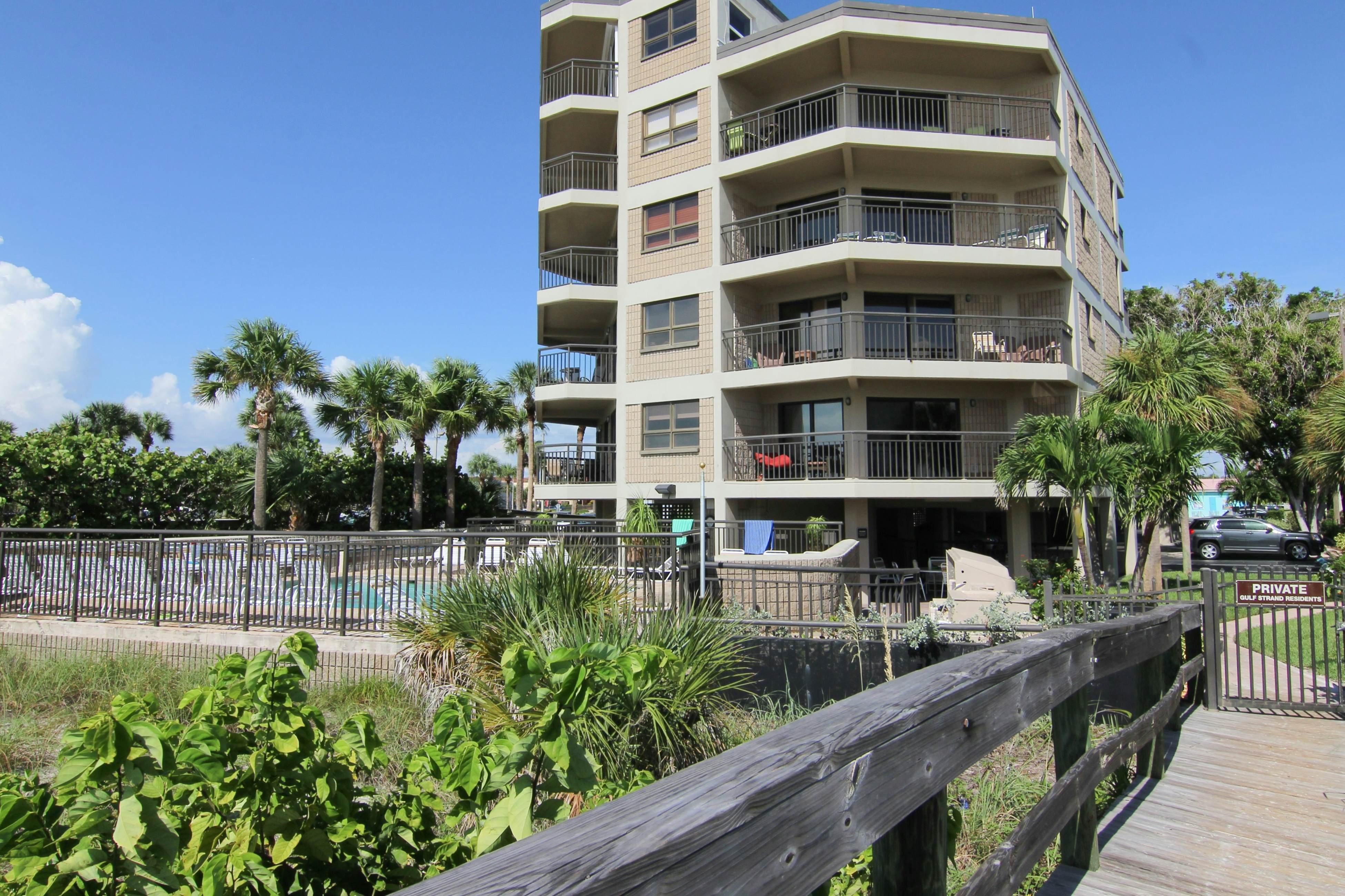 Contemporary gem on the Gulf Coast with balcony & W/D - walk to beach & shops