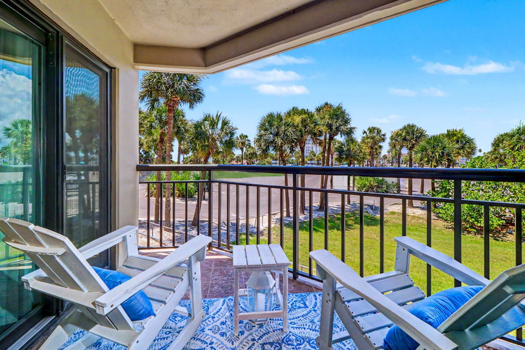 Contemporary gem on the Gulf Coast with balcony and WD walk to beach and shops