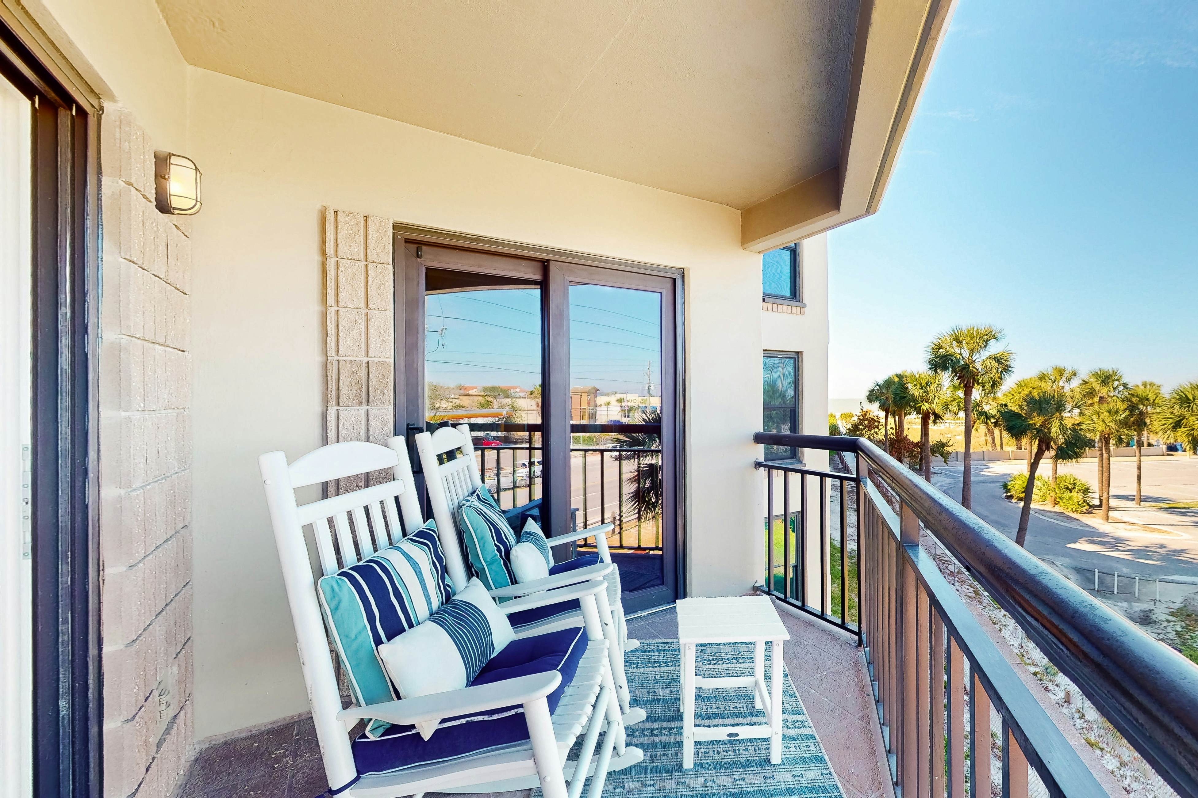 Inviting gem on St. Pete Beach with AC & washer/dryer - snowbird-friendly