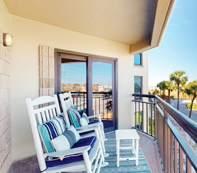 Inviting gem on St Pete Beach with AC and washer dryer snowbird friendly