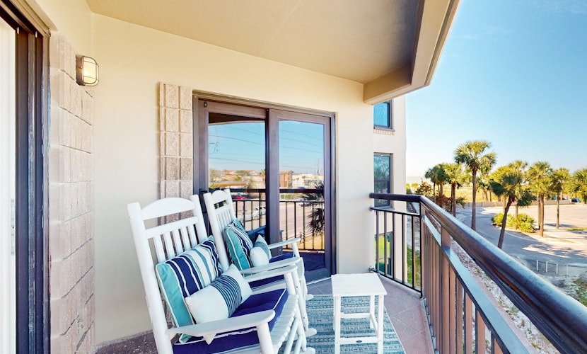 Inviting gem on St Pete Beach with AC and washer dryer snowbird friendly