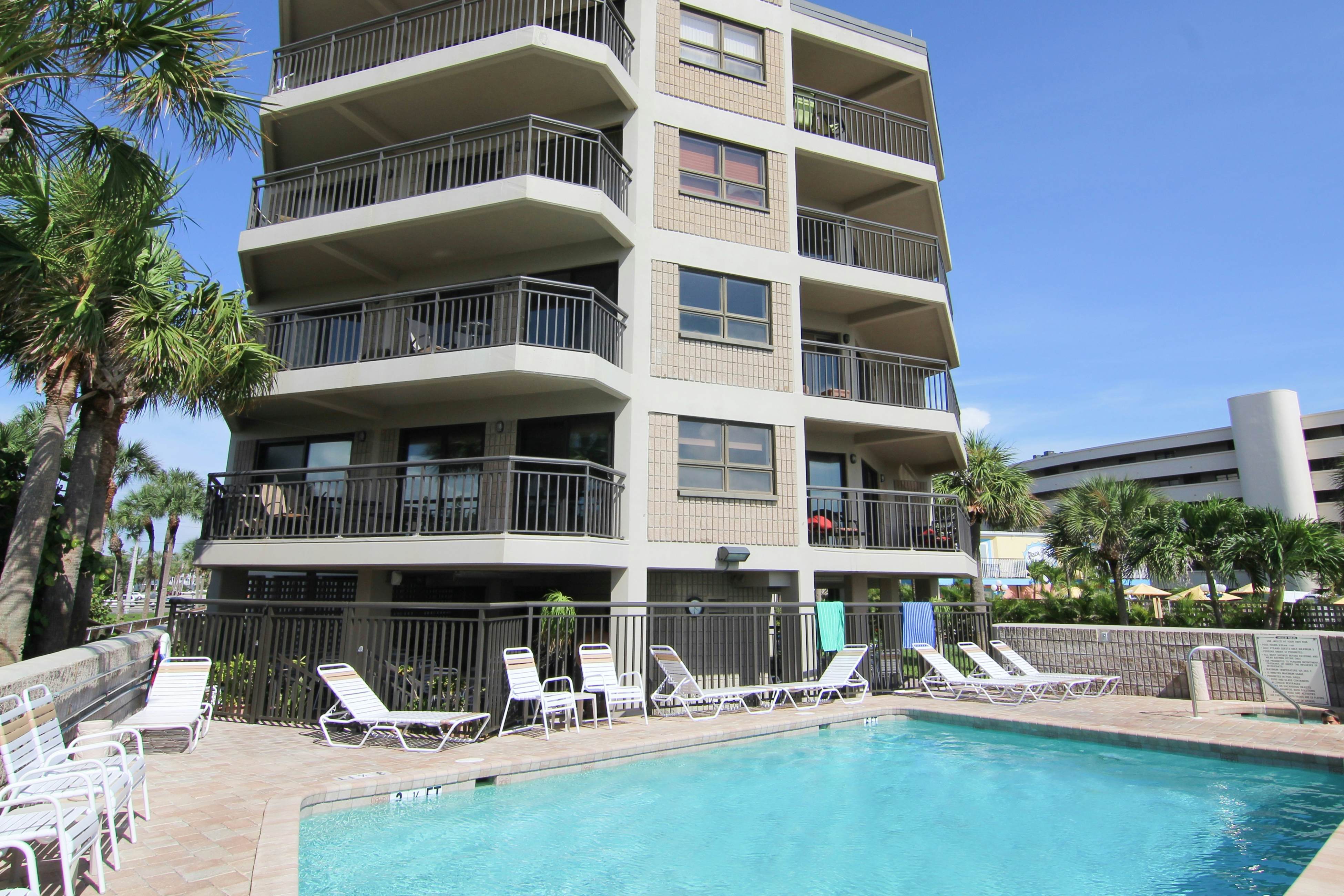Inviting gem on St. Pete Beach with AC & washer/dryer - snowbird-friendly