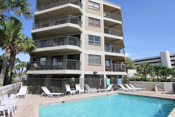 Inviting gem on St Pete Beach with AC and washer dryer snowbird friendly