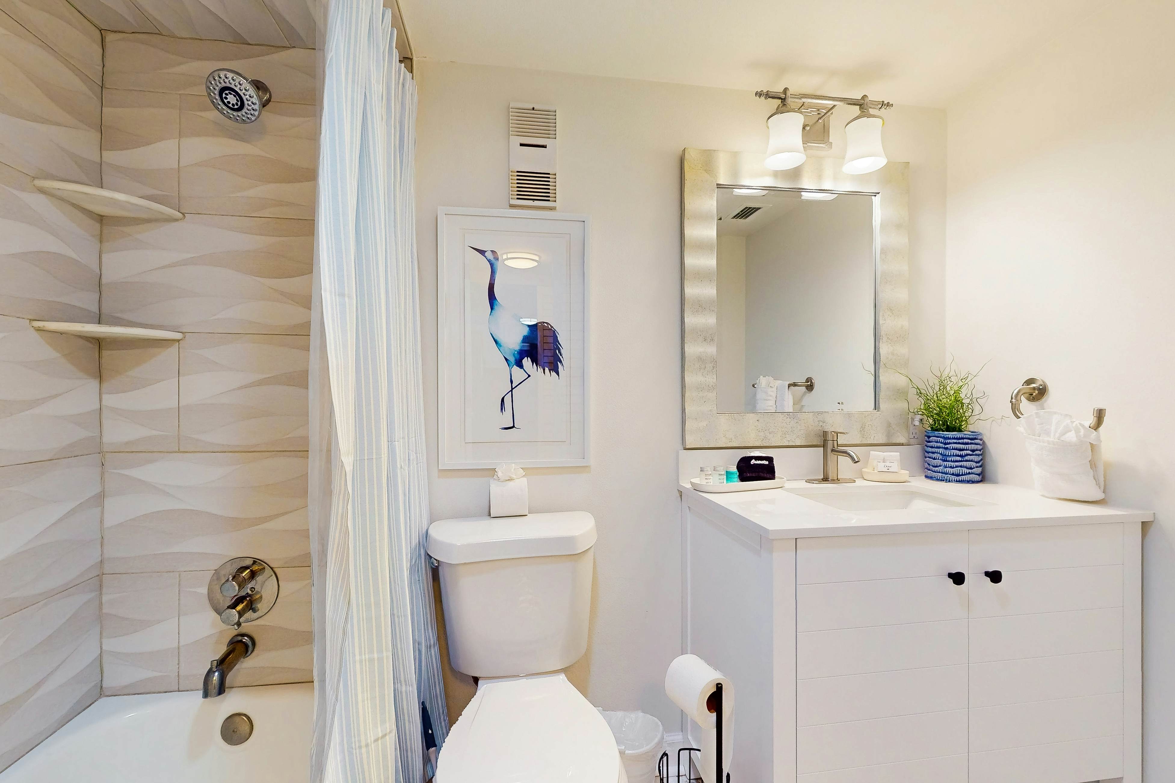 Inviting gem on St. Pete Beach with AC & washer/dryer - snowbird-friendly