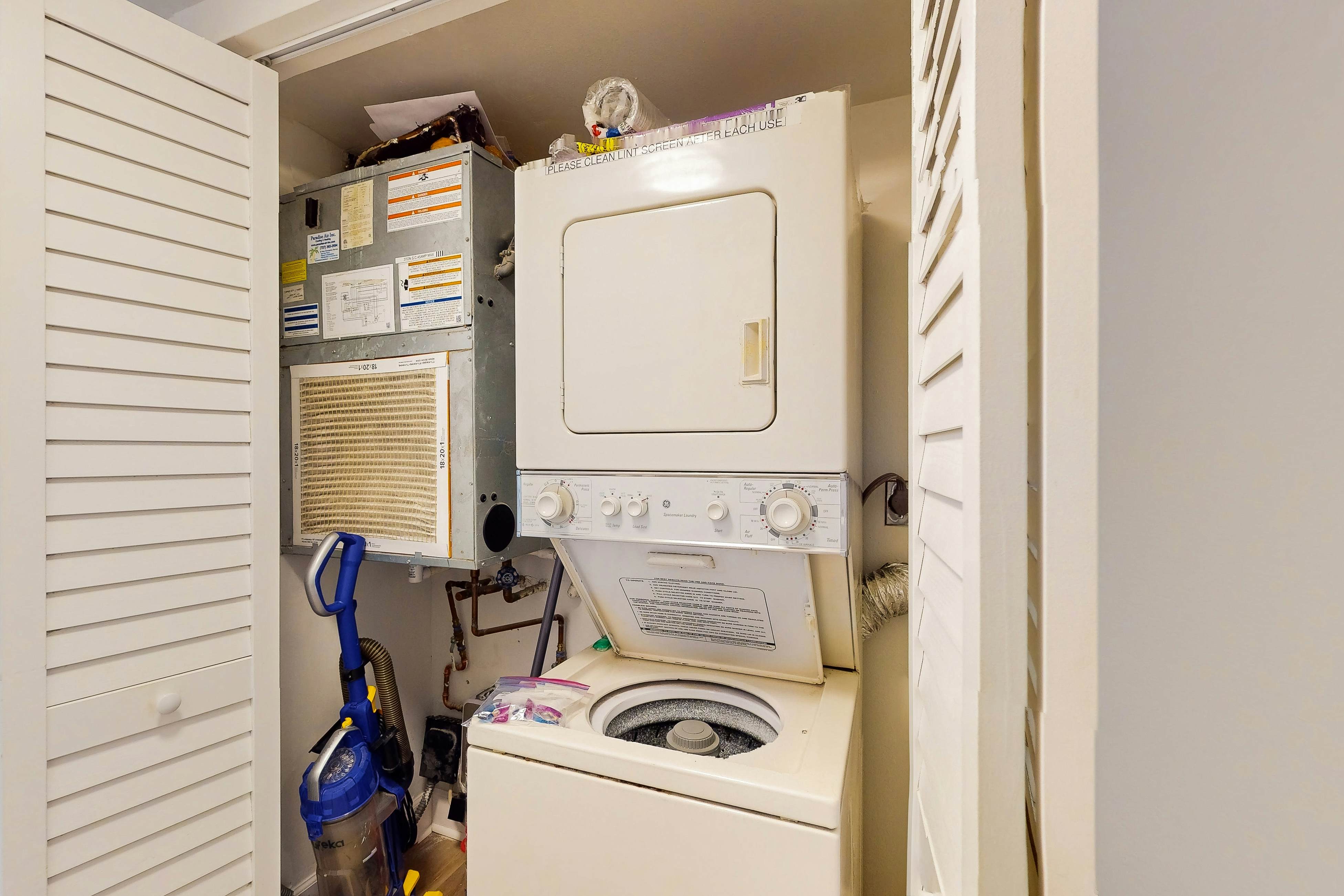 Inviting gem on St. Pete Beach with AC & washer/dryer - snowbird-friendly