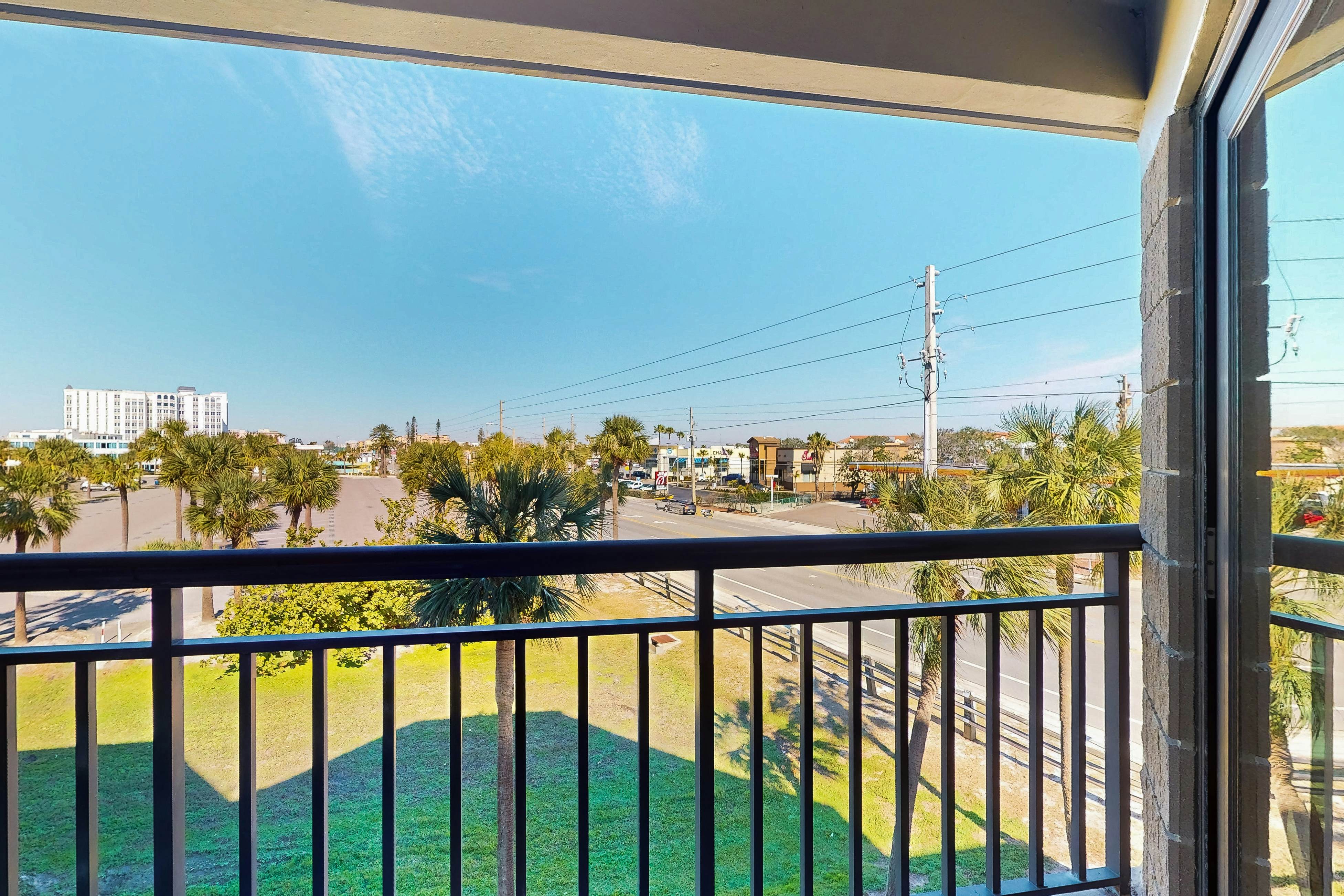 Inviting gem on St. Pete Beach with AC & washer/dryer - snowbird-friendly