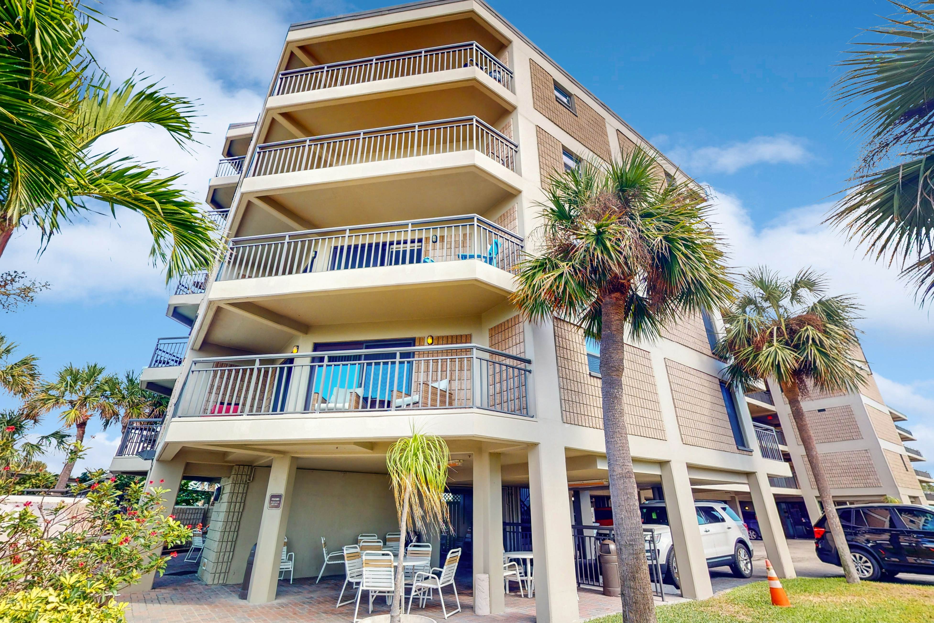 Inviting gem on St. Pete Beach with AC & washer/dryer - snowbird-friendly