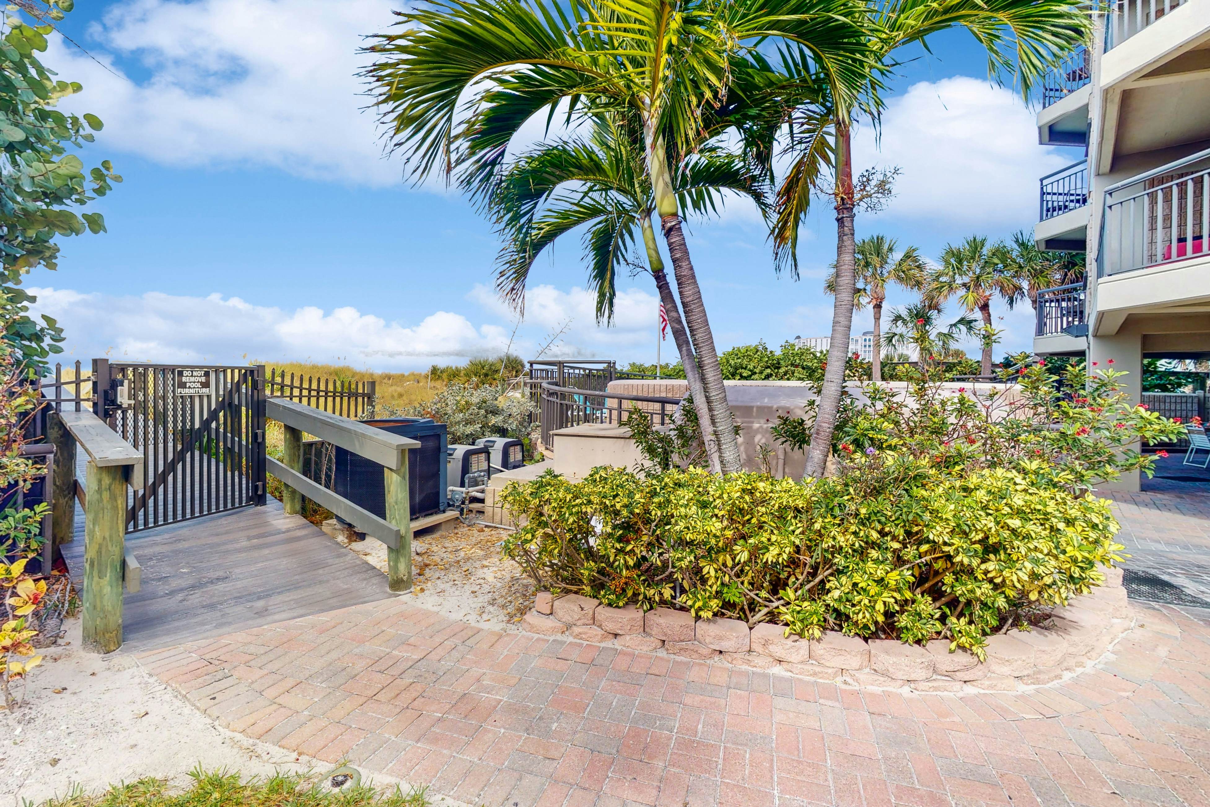 Inviting gem on St. Pete Beach with AC & washer/dryer - snowbird-friendly