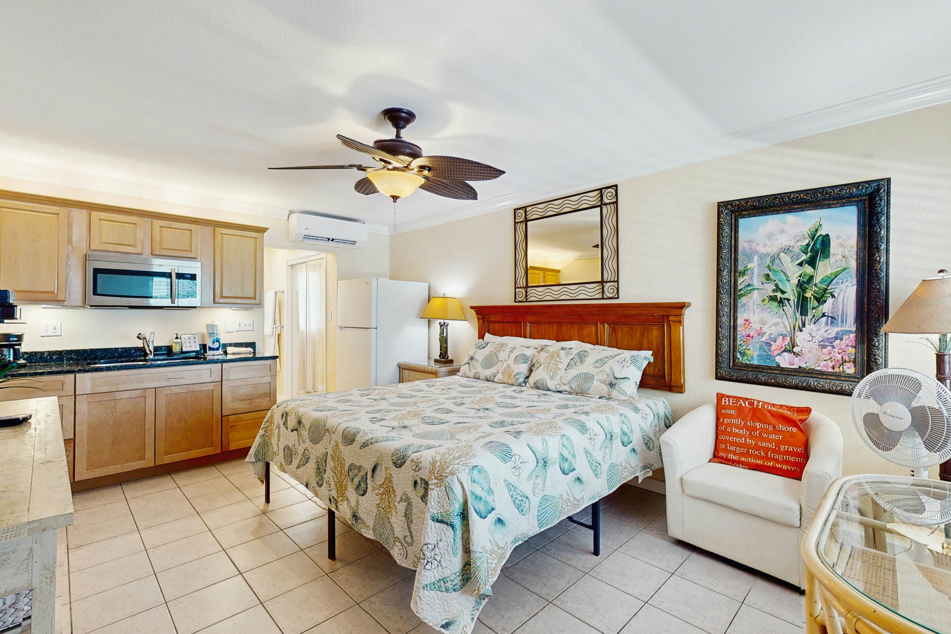 Charming dog-friendly studio with WiFi, shared washer/dryer - snowbirds OK