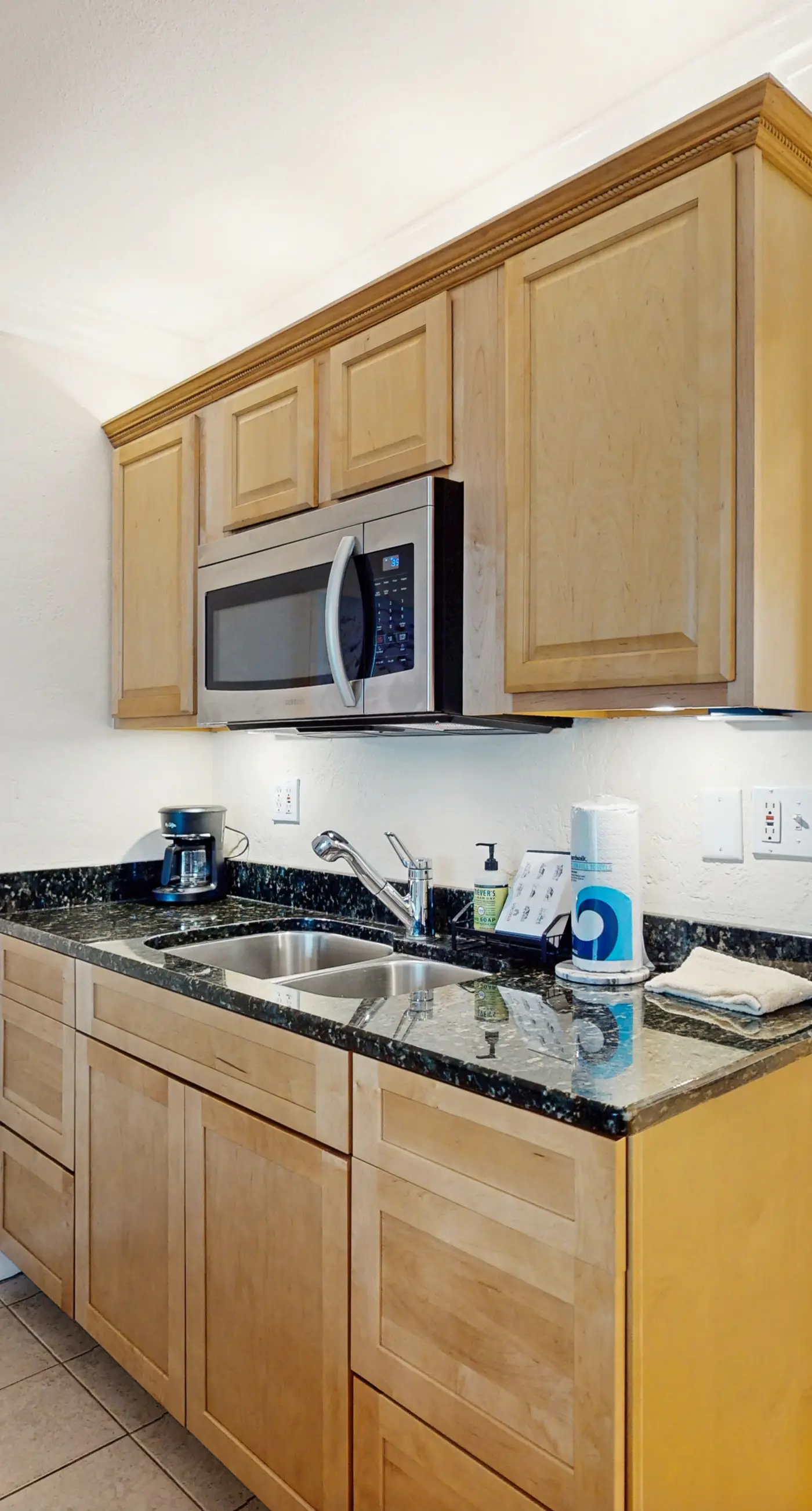 Charming dog friendly studio with WiFi shared washer dryer snowbirds OK