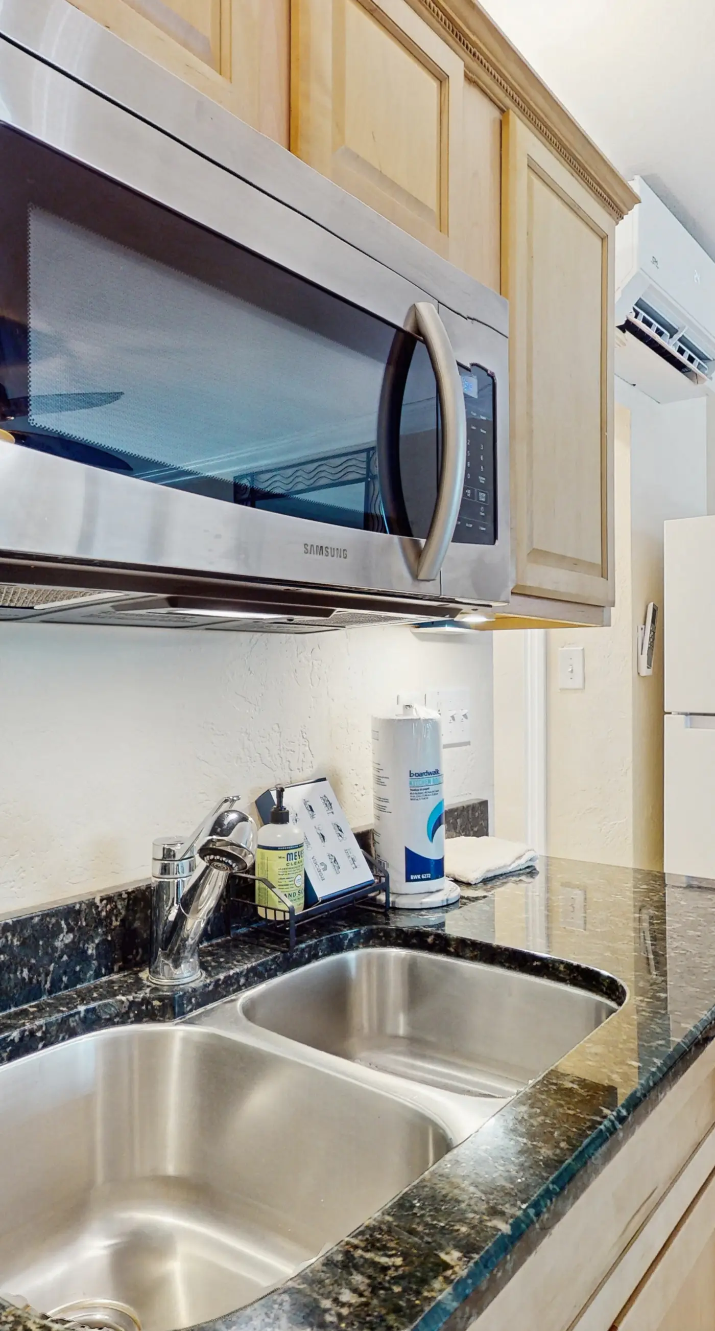 Charming dog friendly studio with WiFi shared washer dryer snowbirds OK
