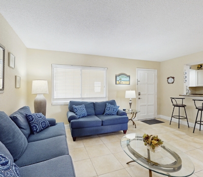 Beachside St Pete Condo w Heated Pool Near Landmark Restaurants