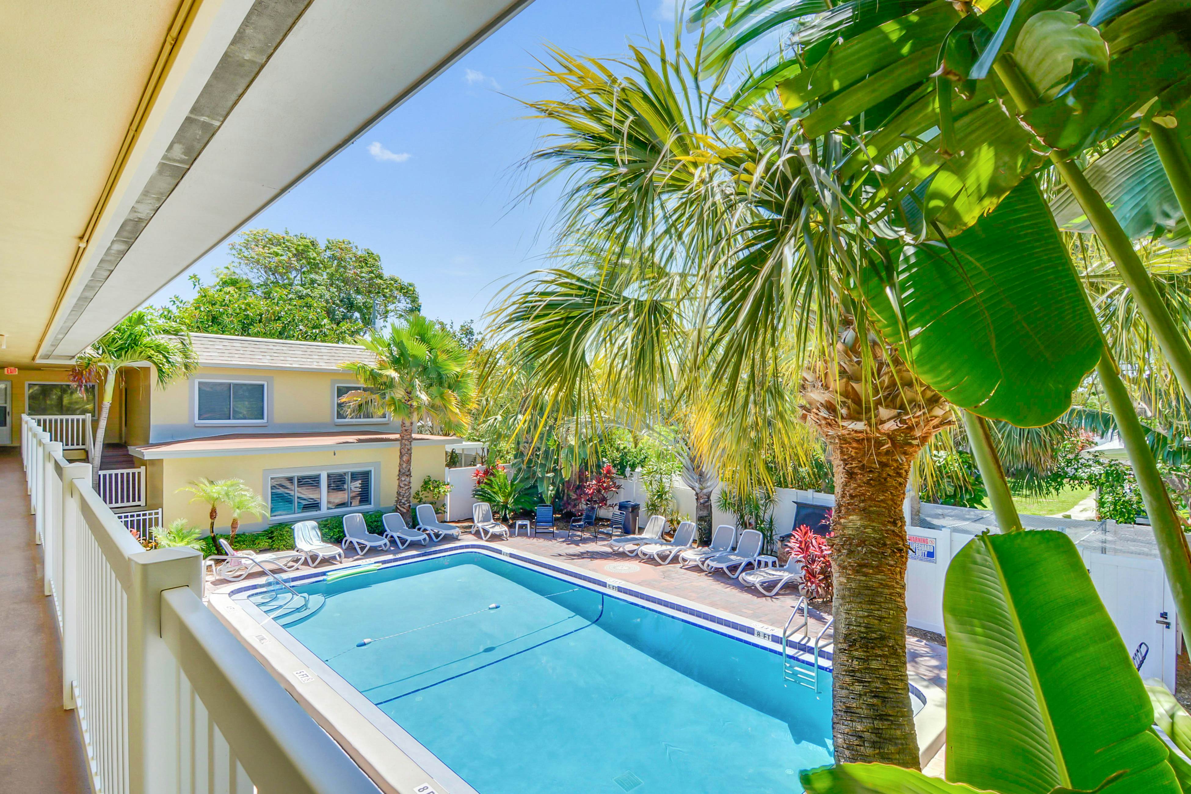 Beachside St. Pete Condo w/ Heated Pool – Near Landmark Restaurants