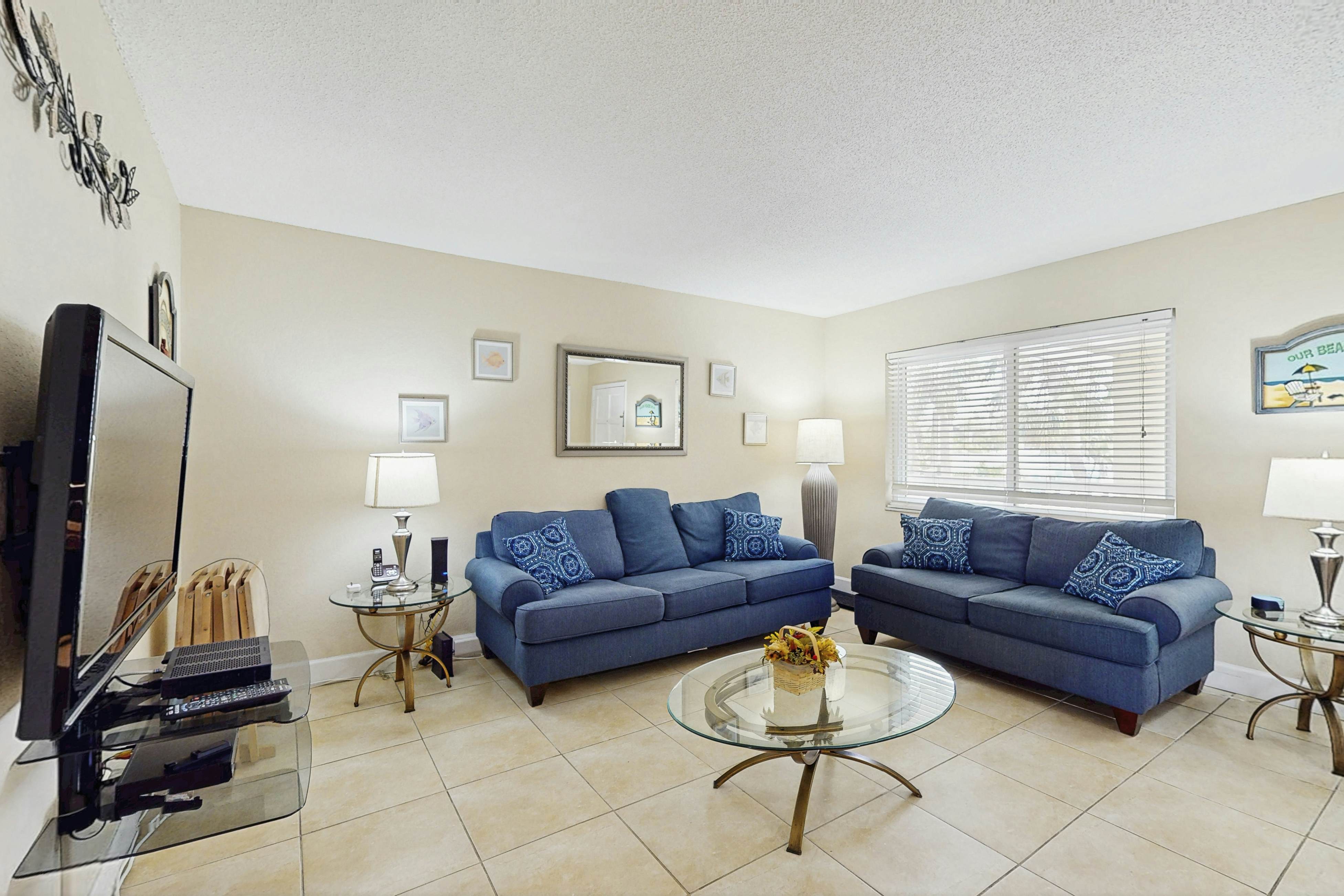 Beachside St. Pete Condo w/ Heated Pool – Near Landmark Restaurants