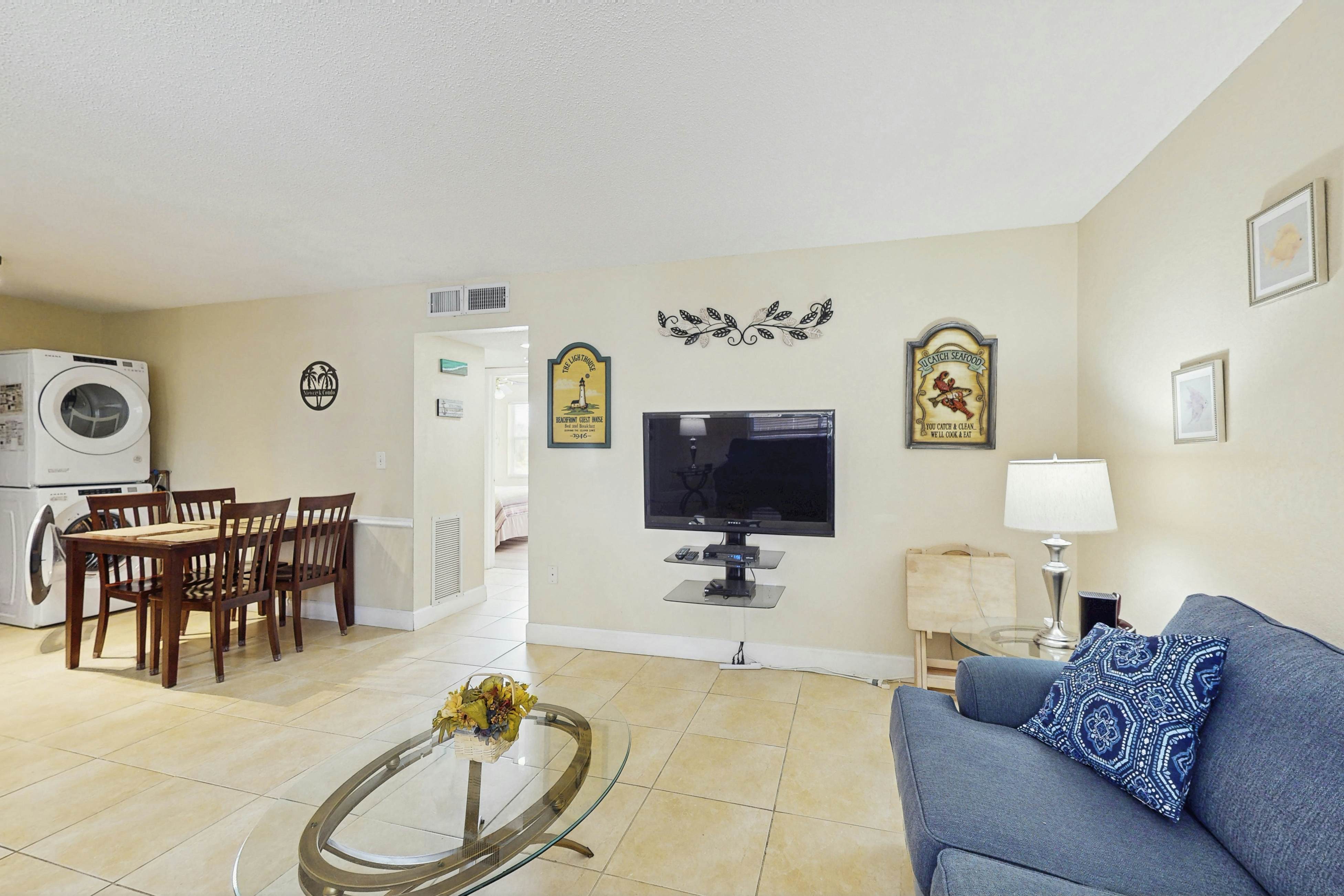 Beachside St. Pete Condo w/ Heated Pool – Near Landmark Restaurants