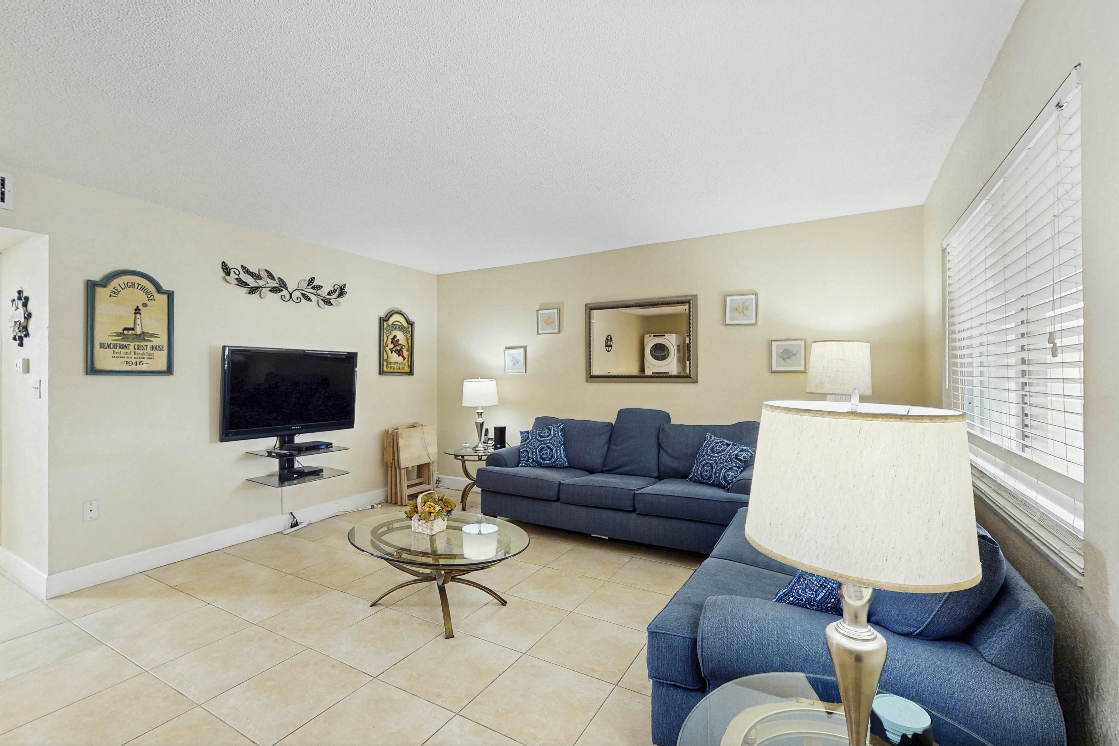 Beachside St. Pete Condo w/ Heated Pool – Near Landmark Restaurants