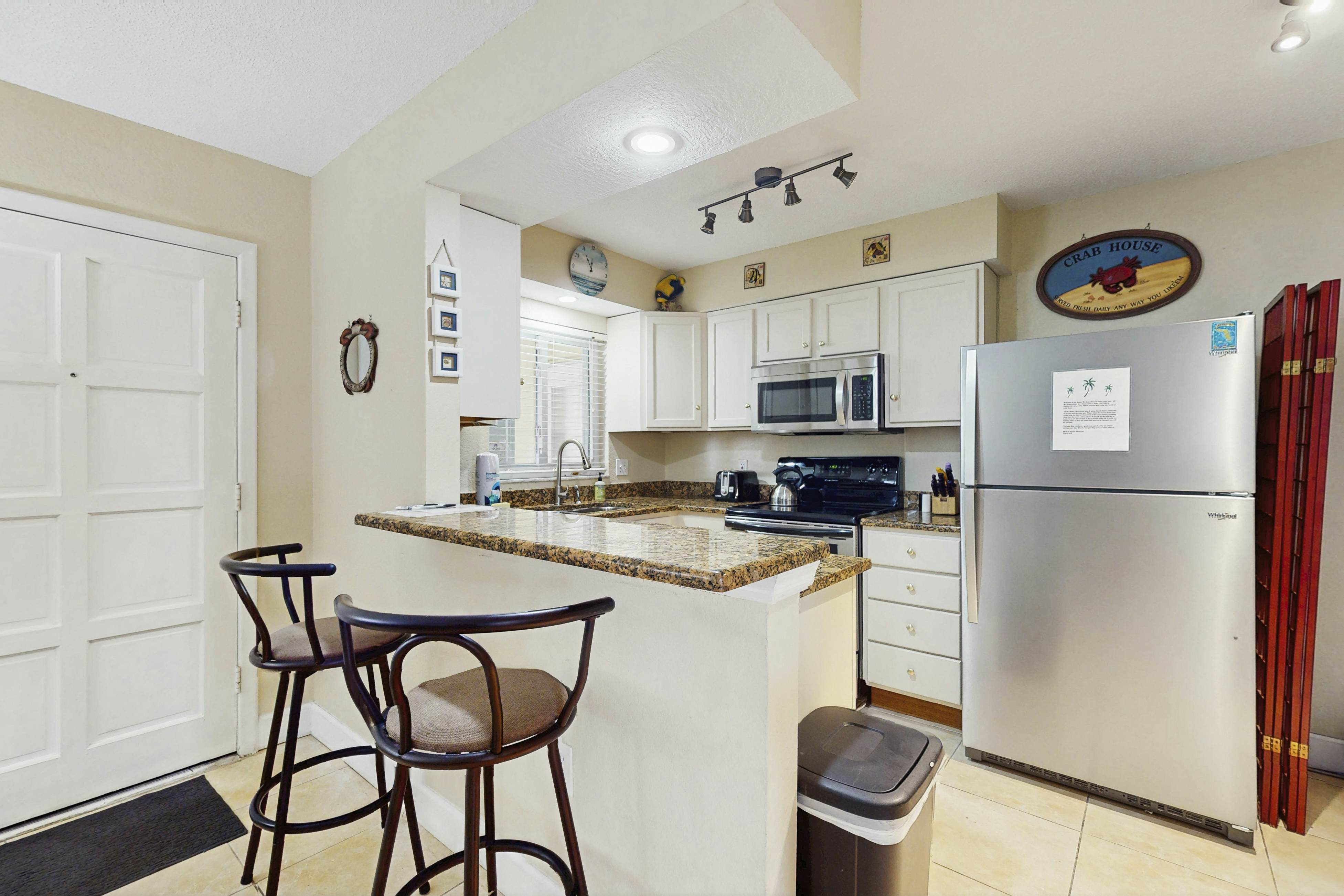 Beachside St. Pete Condo w/ Heated Pool – Near Landmark Restaurants