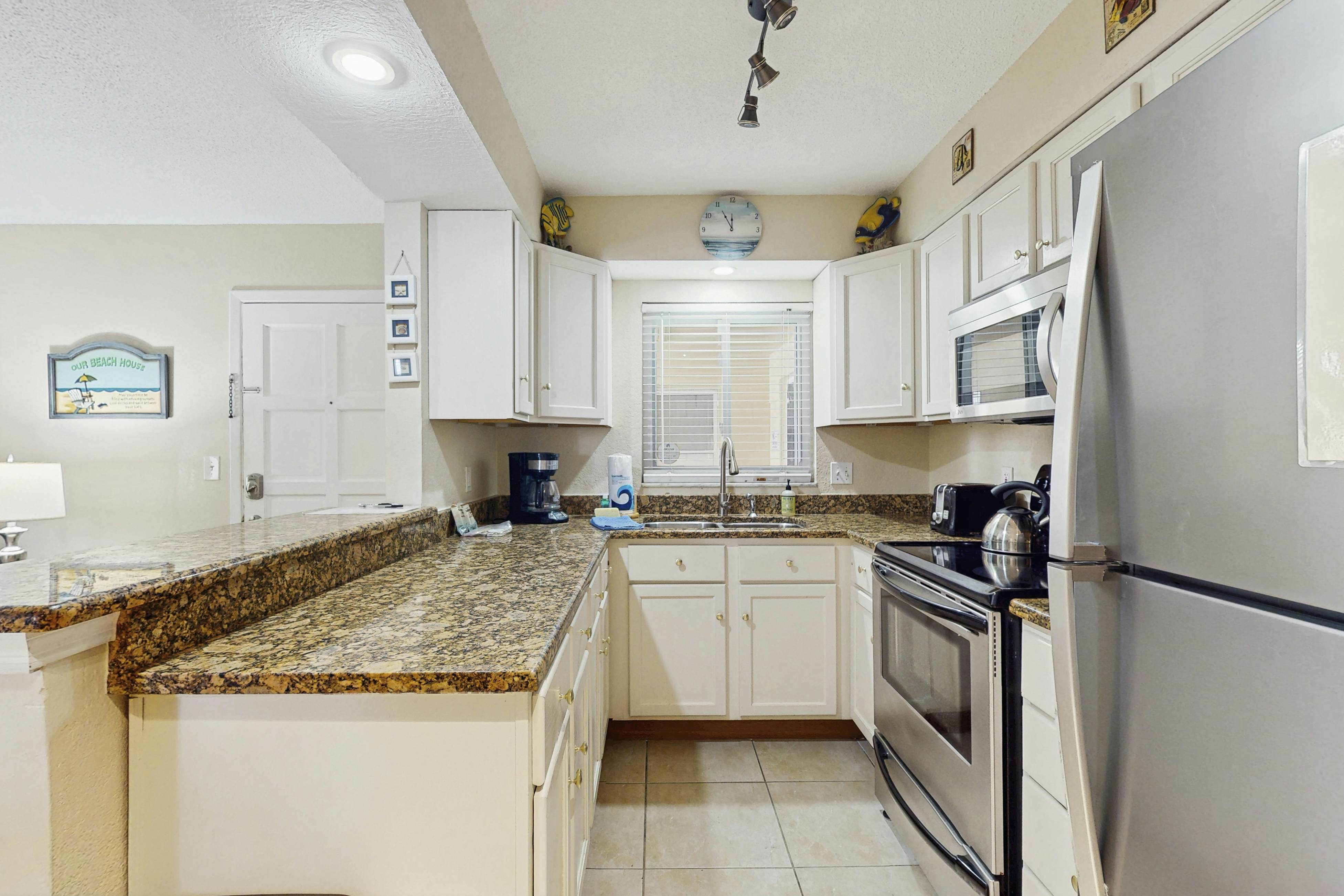 Beachside St. Pete Condo w/ Heated Pool – Near Landmark Restaurants