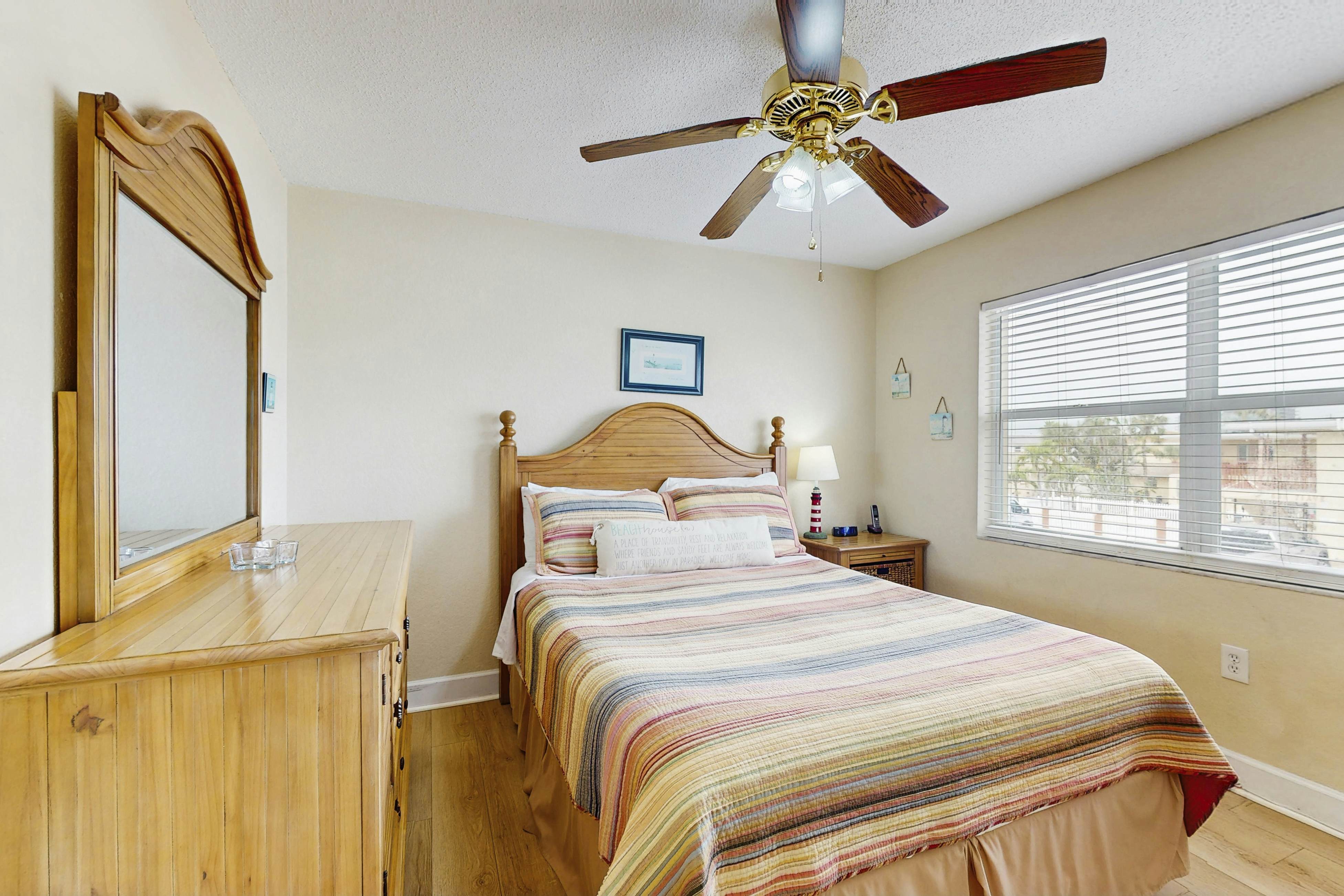 Beachside St. Pete Condo w/ Heated Pool – Near Landmark Restaurants