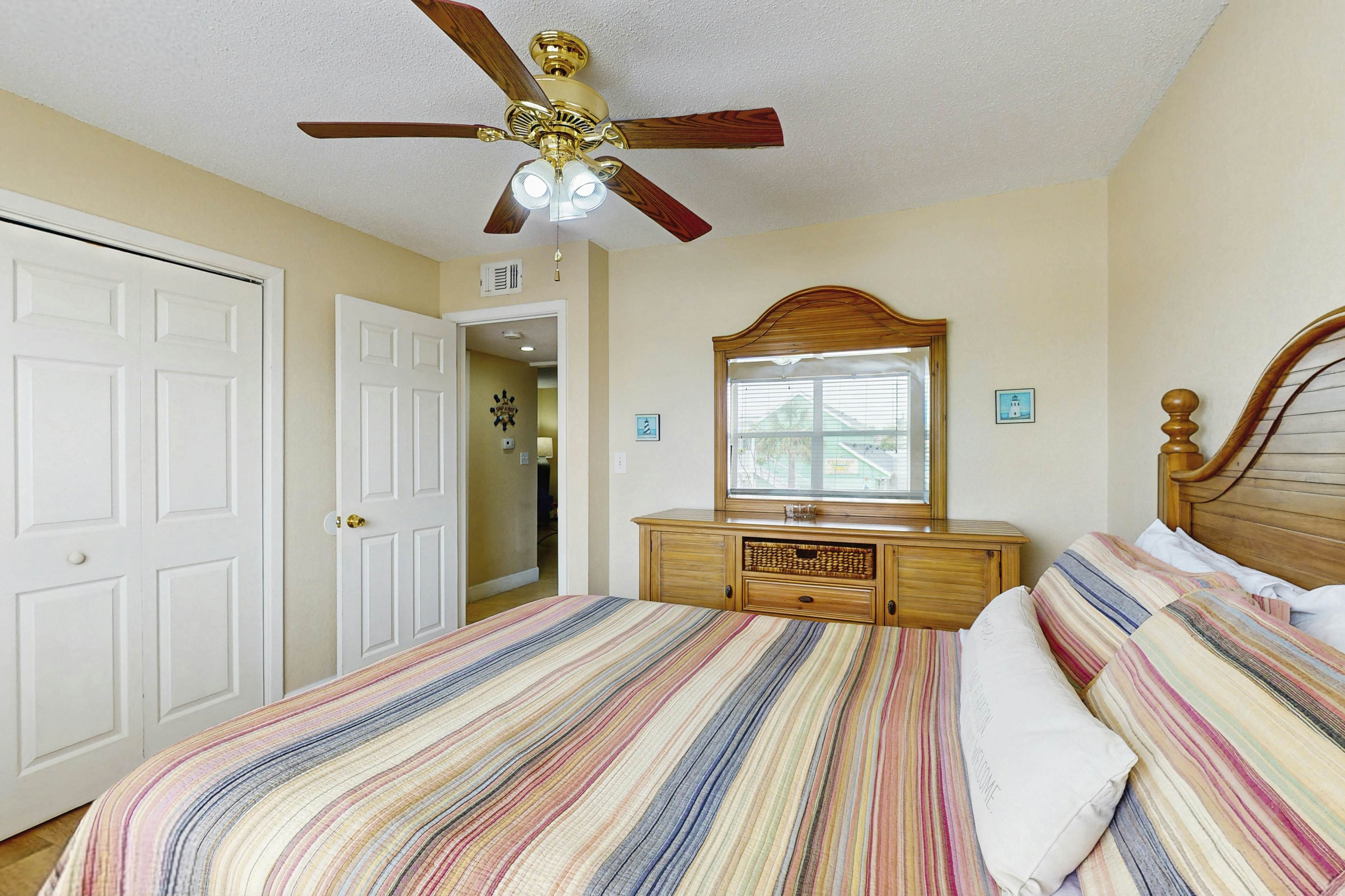 Beachside St. Pete Condo w/ Heated Pool – Near Landmark Restaurants